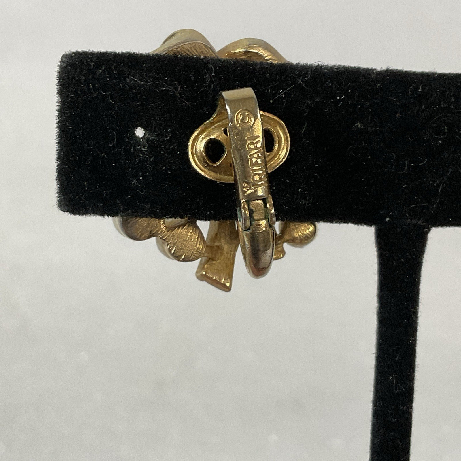 Vintage Trifari Faux Pearl Gold Bow Clip-On Earrings Signed Elegant Design - Image 22