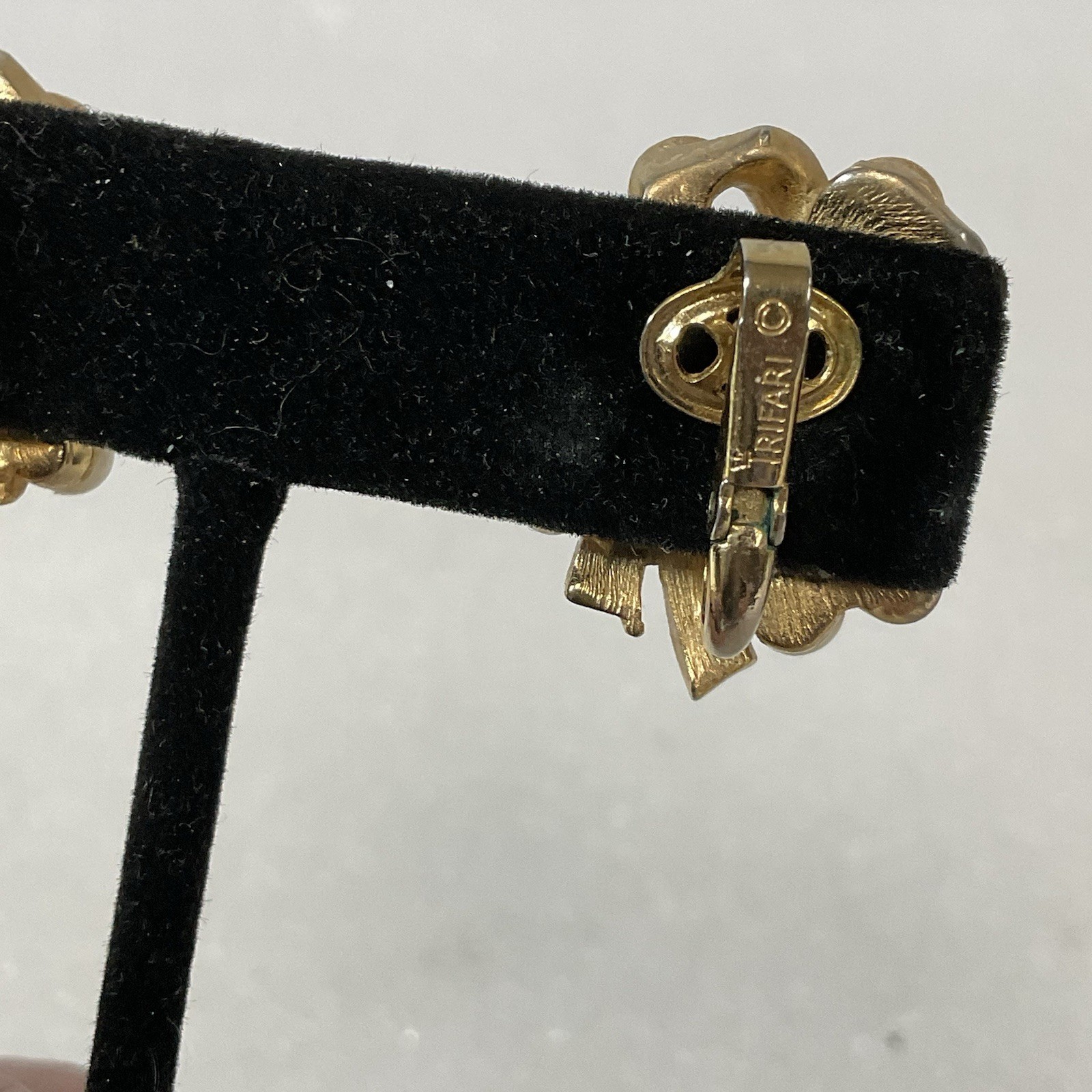 Vintage Trifari Faux Pearl Gold Bow Clip-On Earrings Signed Elegant Design - Image 21