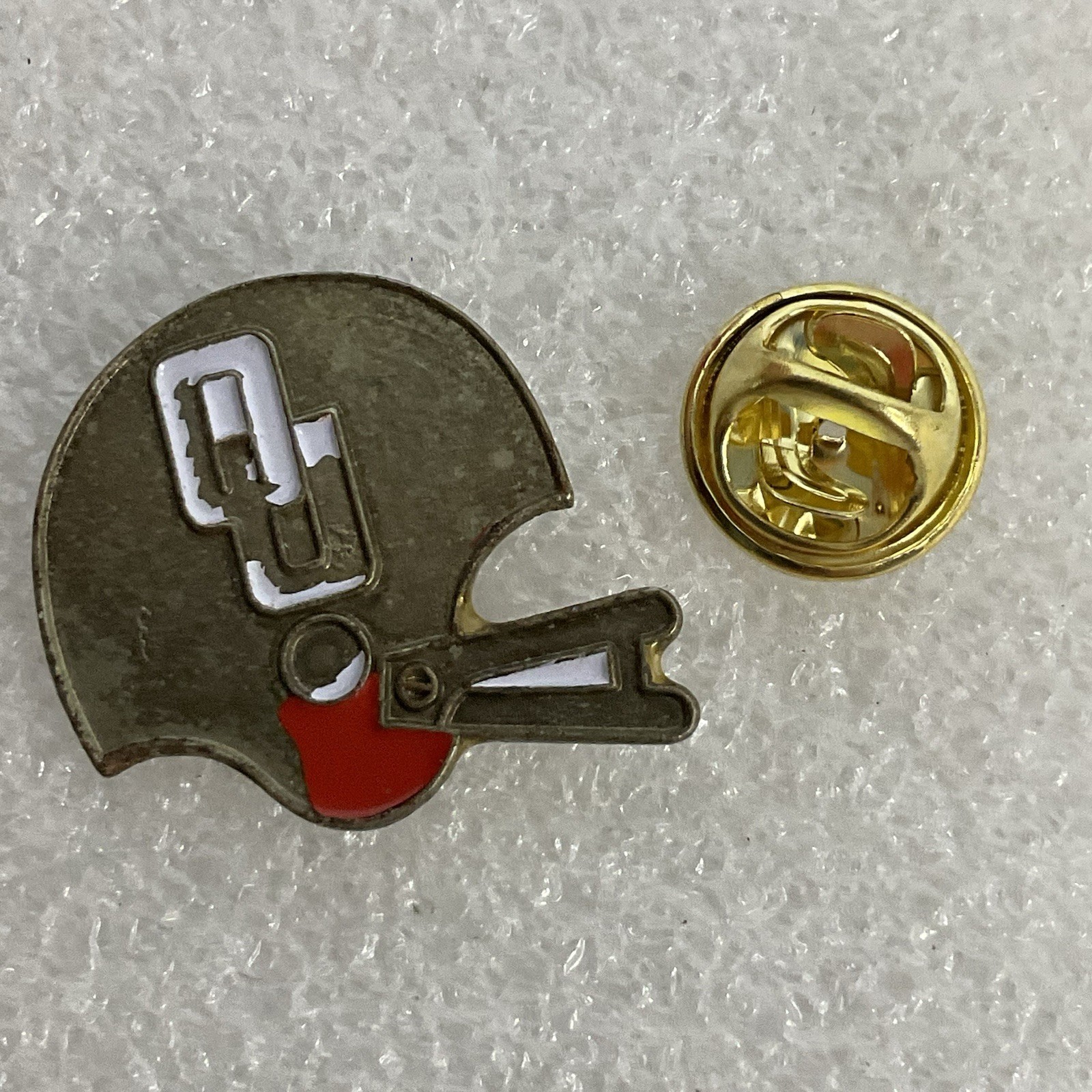 Vintage Oklahoma Sooners Football Helmet Pin NCAA Metal WORN Enamel Lapel Badge - Image 4