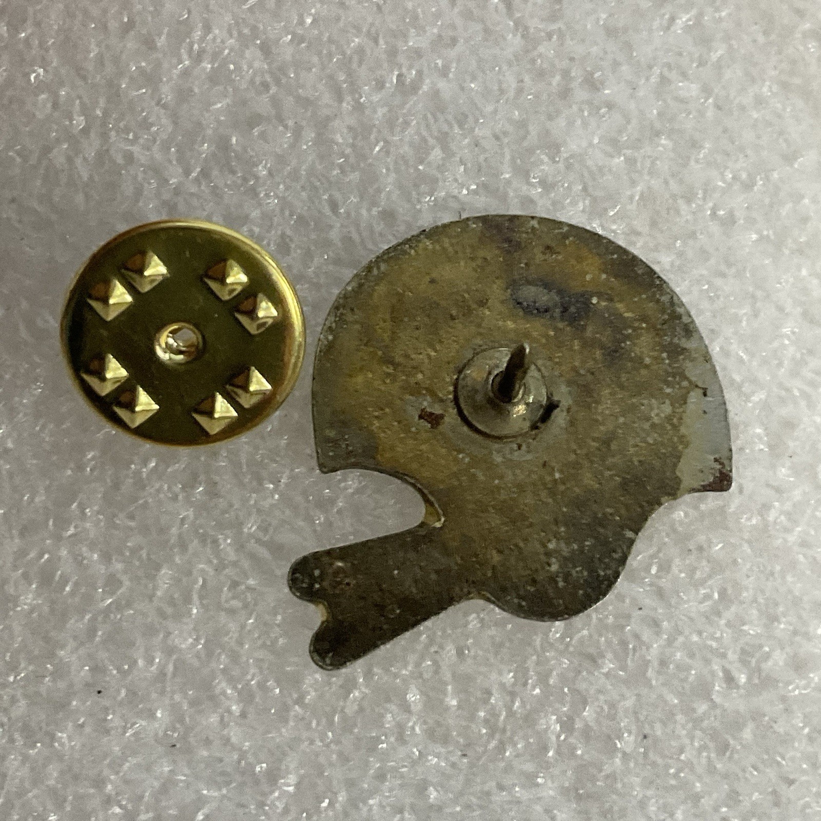 Vintage Oklahoma Sooners Football Helmet Pin NCAA Metal WORN Enamel Lapel Badge - Image 5