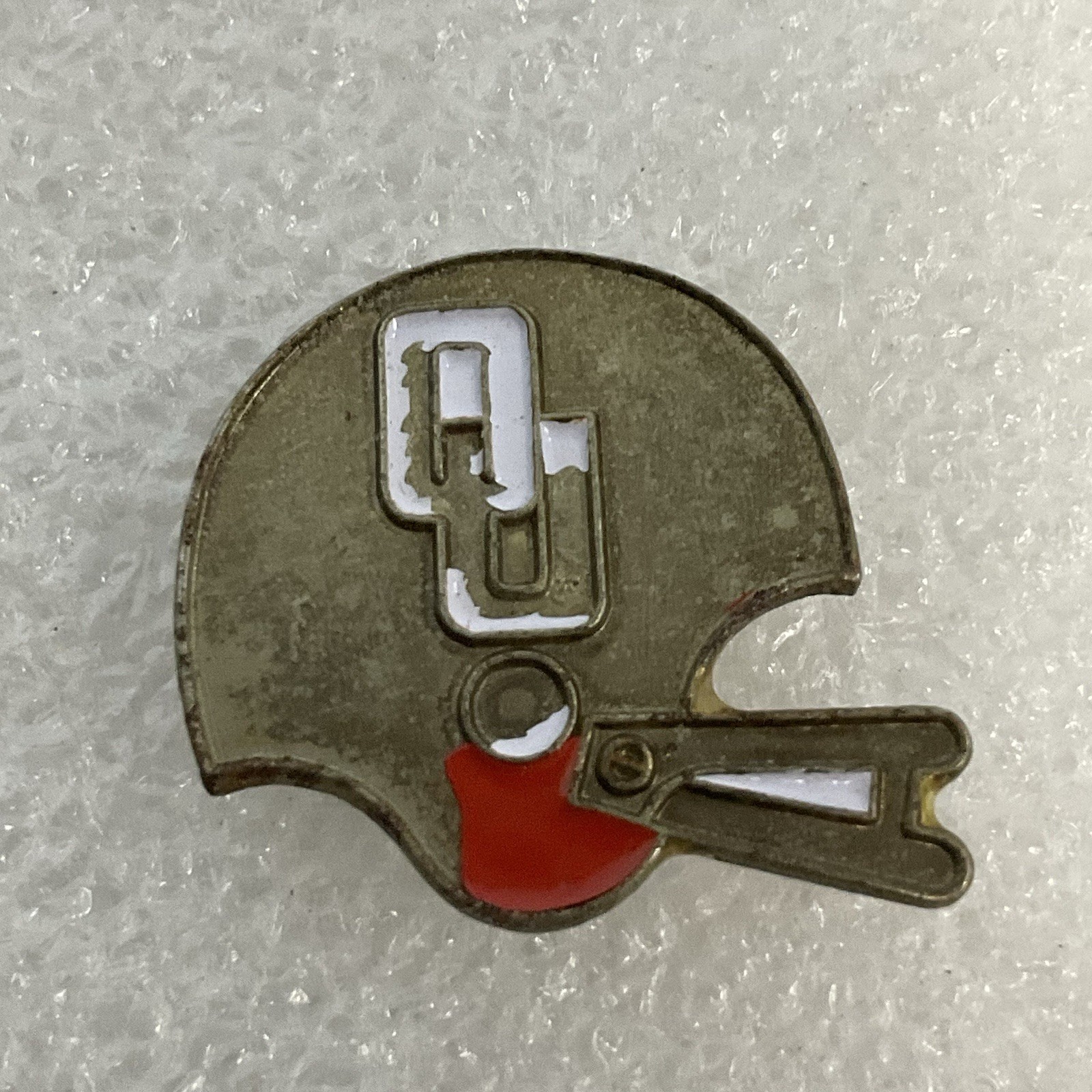 Vintage Oklahoma Sooners Football Helmet Pin NCAA Metal WORN Enamel Lapel Badge - Image 1