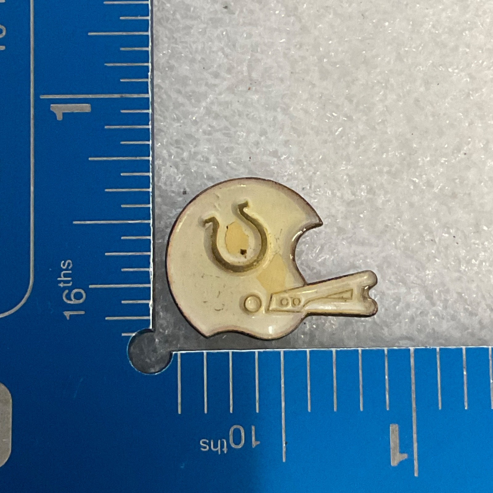 Indianapolis Colts VTG Football Helmet Pin Badge NFL Memorabilia Collectible - Image 3