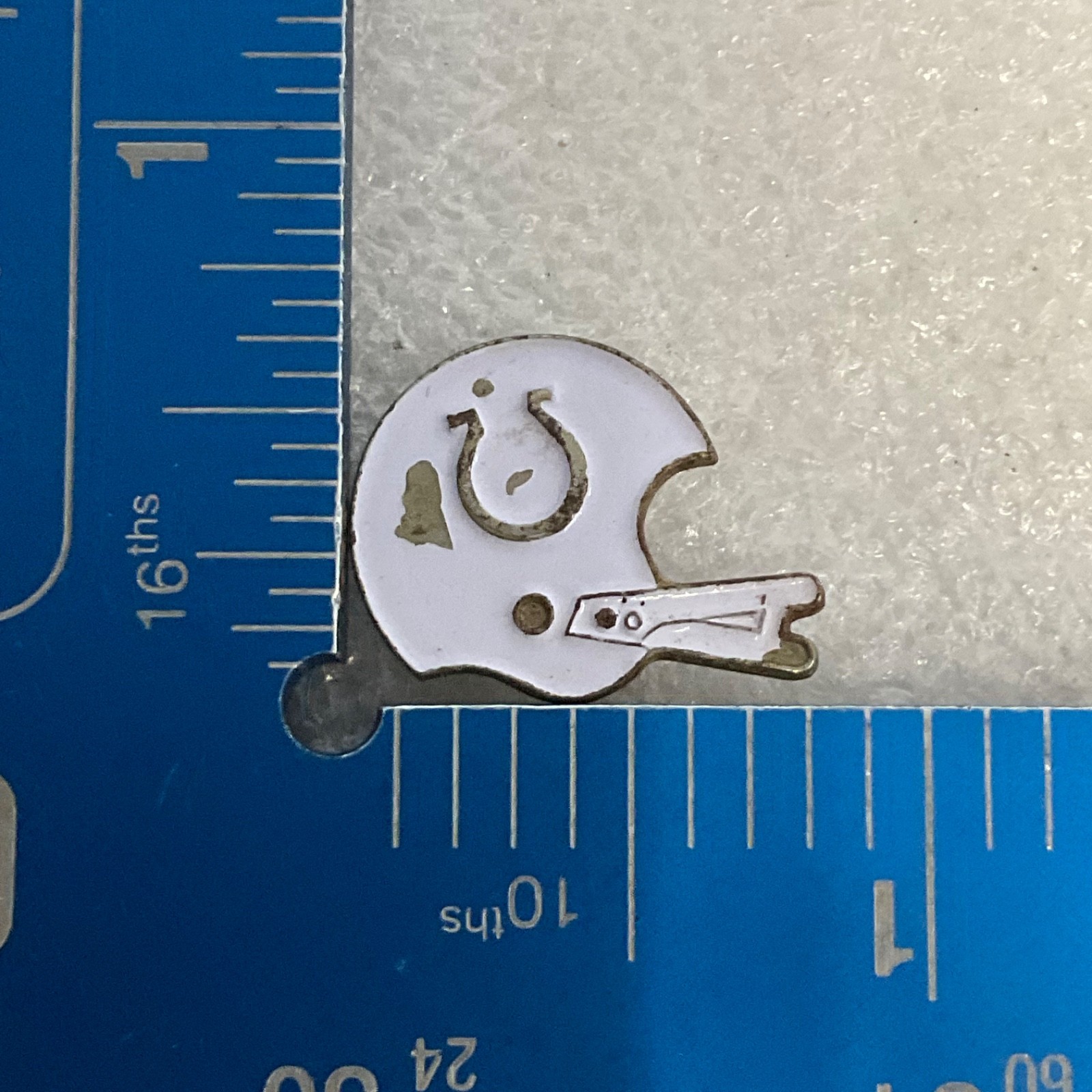 Indianapolis Colts Football Helmet VTG Pin Badge NFL Memorabilia Collectible - Image 3