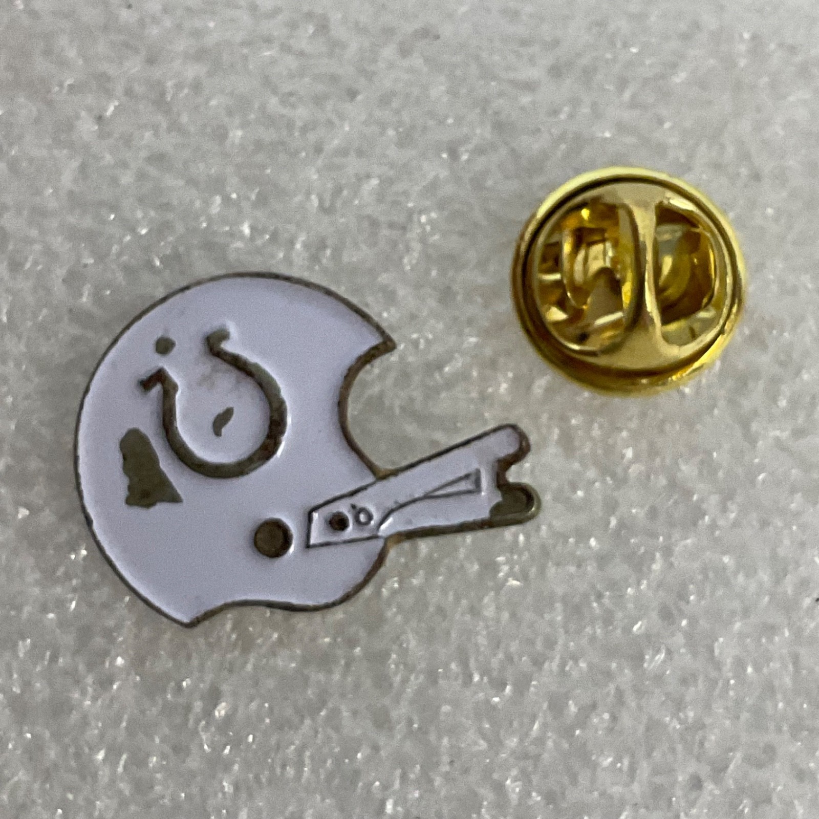 Indianapolis Colts Football Helmet VTG Pin Badge NFL Memorabilia Collectible - Image 4