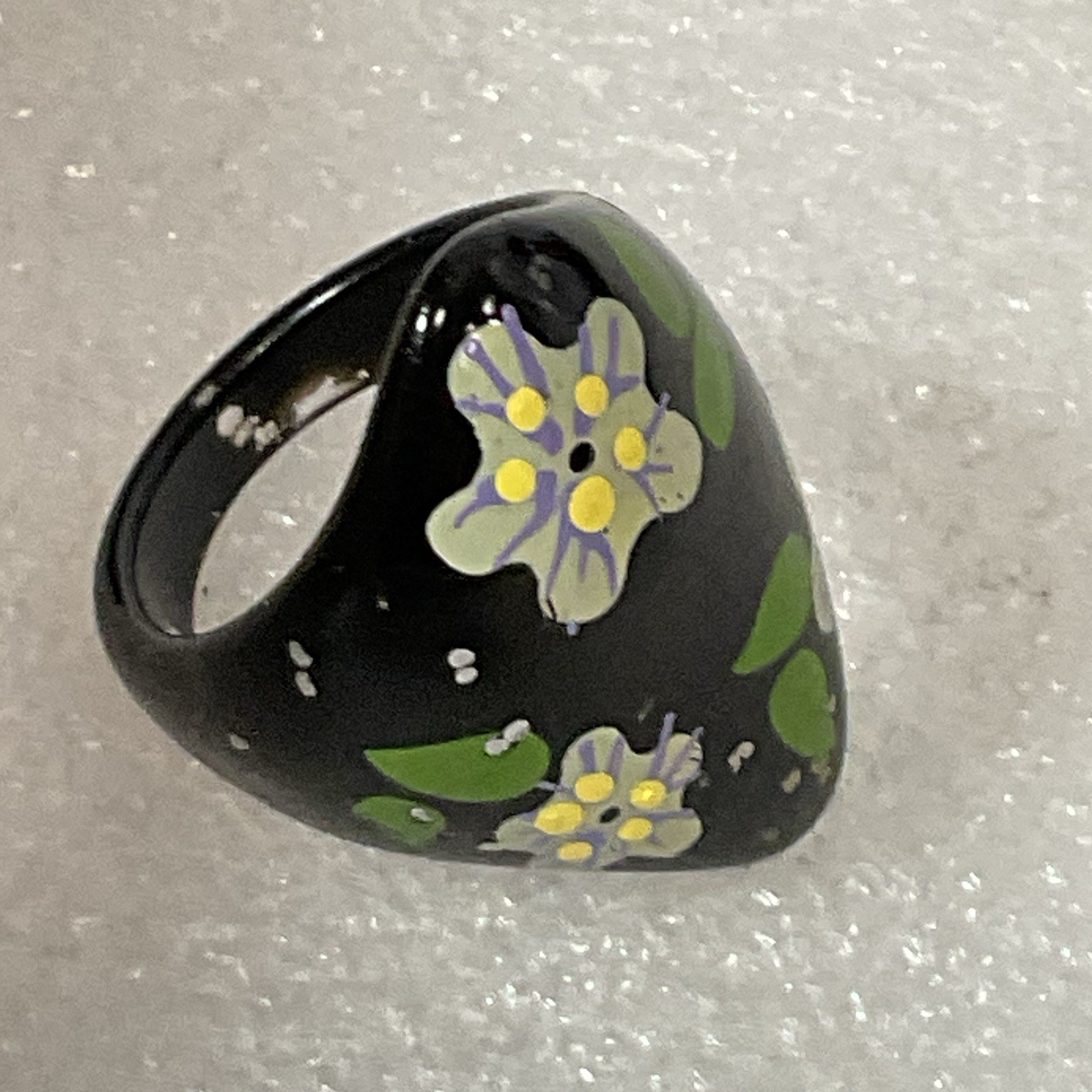 Vintage Black Floral Painted Plastic Ring Size 6.75 Handmade Retro Costume Jewel - Image 2