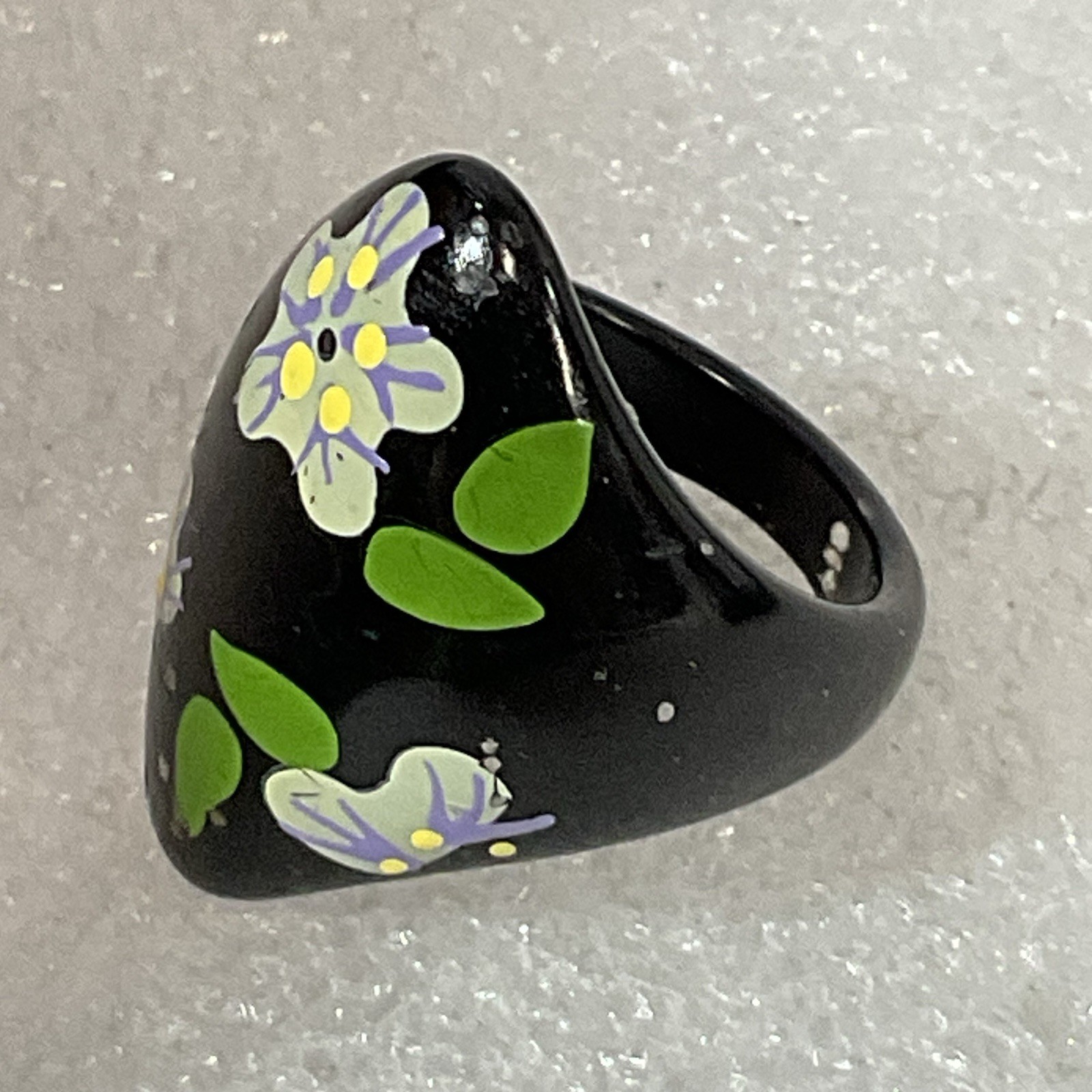 Vintage Black Floral Painted Plastic Ring Size 6.75 Handmade Retro Costume Jewel - Image 3