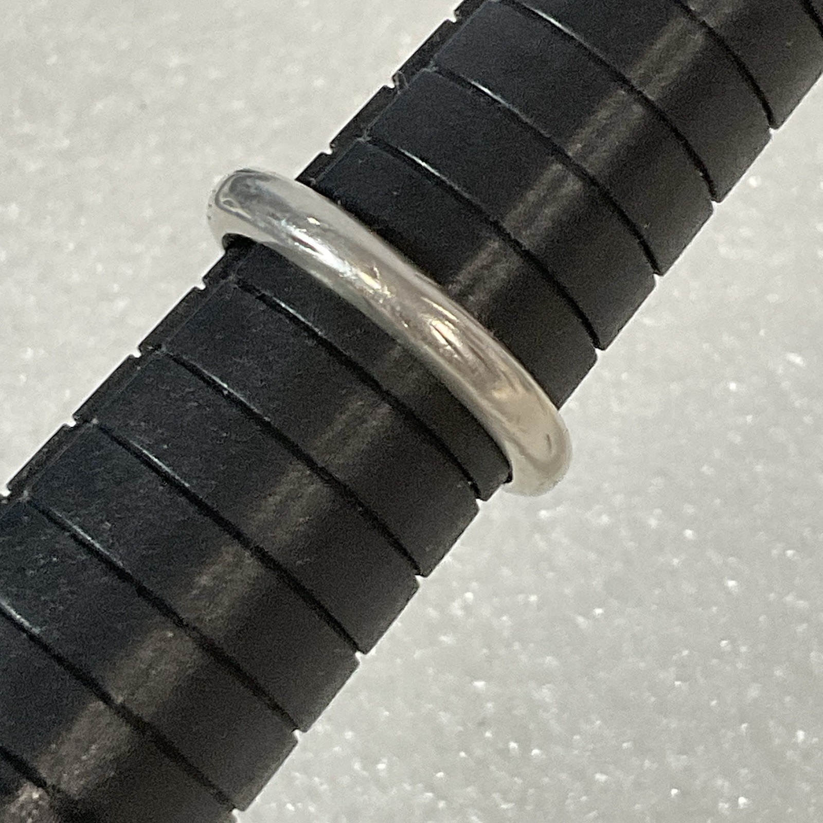 925 Sterling Silver Band Ring US Size 7.75 Engraved Pattern Vintage Jewelry - Image 7