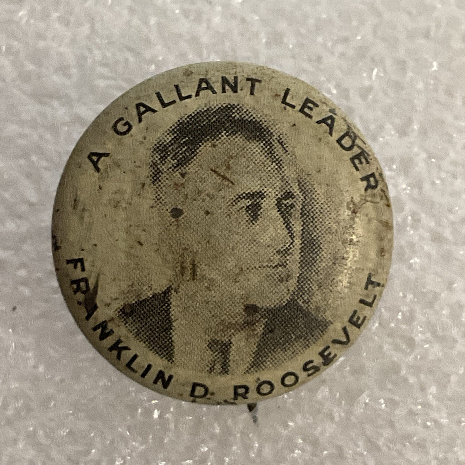A Galliant Leader Franklin D Roosevelt 1” Vintage Photo Button - Image 1