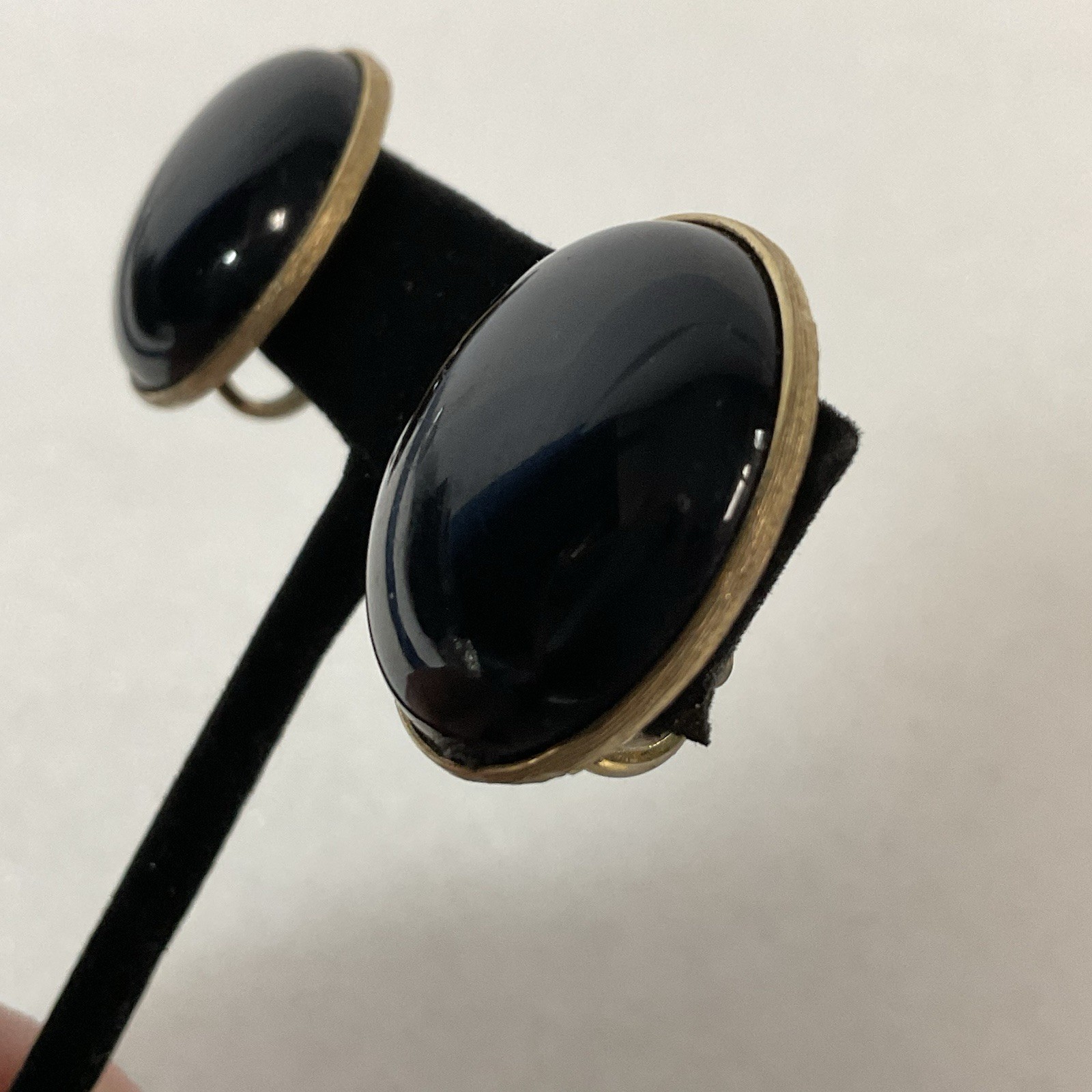 Vintage Trifari Black Cabochon Button Clip On Earrings Gold Tone Round - Image 17