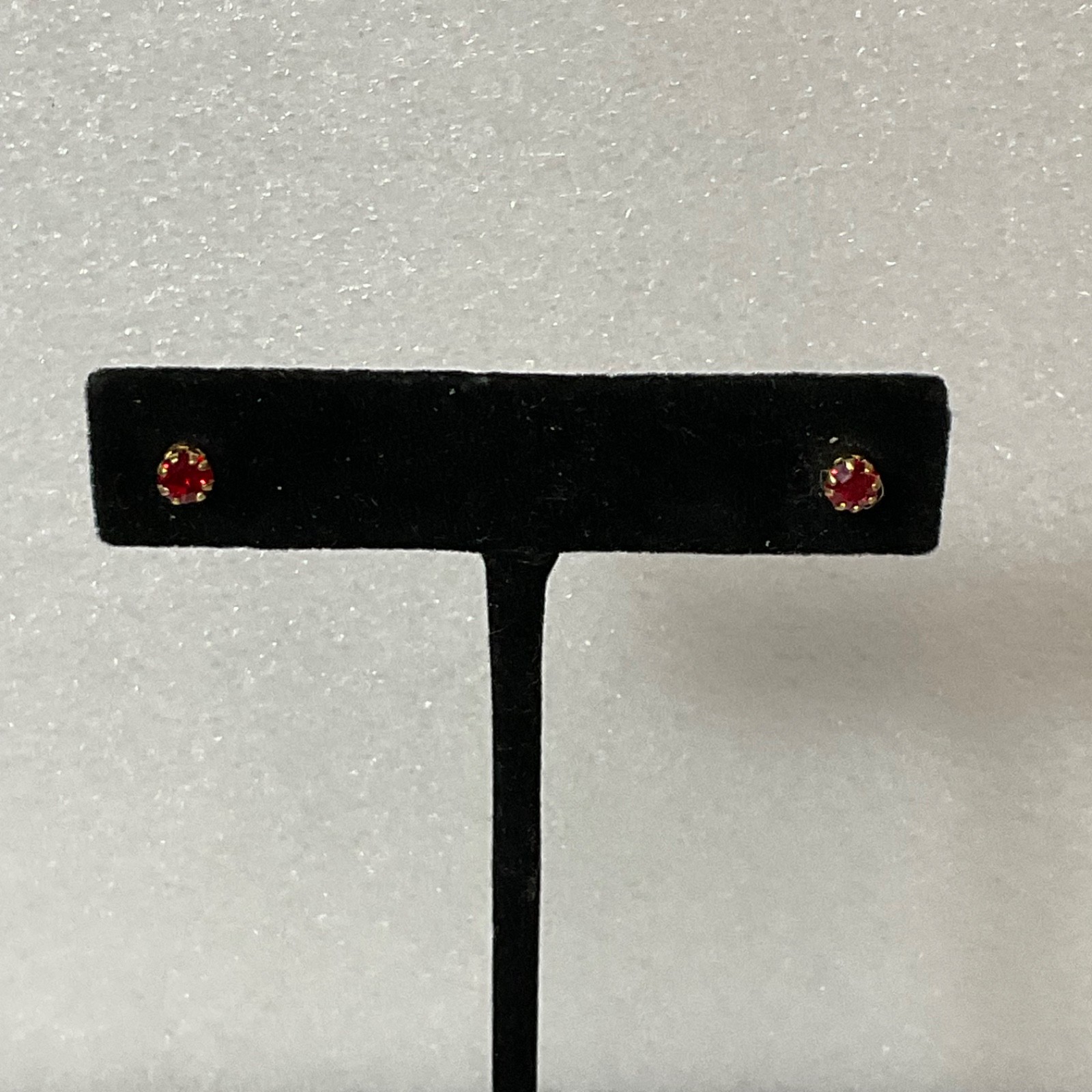 Vintage Gold Tone Stud Earrings Red Stone Round 4mm 0.51g Classic Jewelry - Image 1