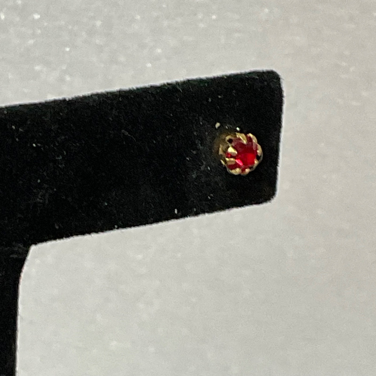 Vintage Gold Tone Stud Earrings Red Stone Round 4mm 0.51g Classic Jewelry - Image 3