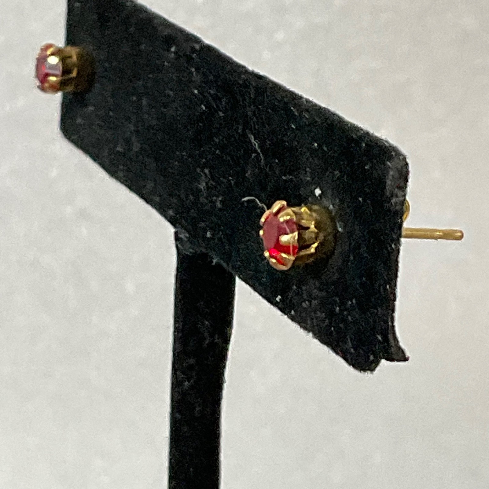 Vintage Gold Tone Stud Earrings Red Stone Round 4mm 0.51g Classic Jewelry - Image 5