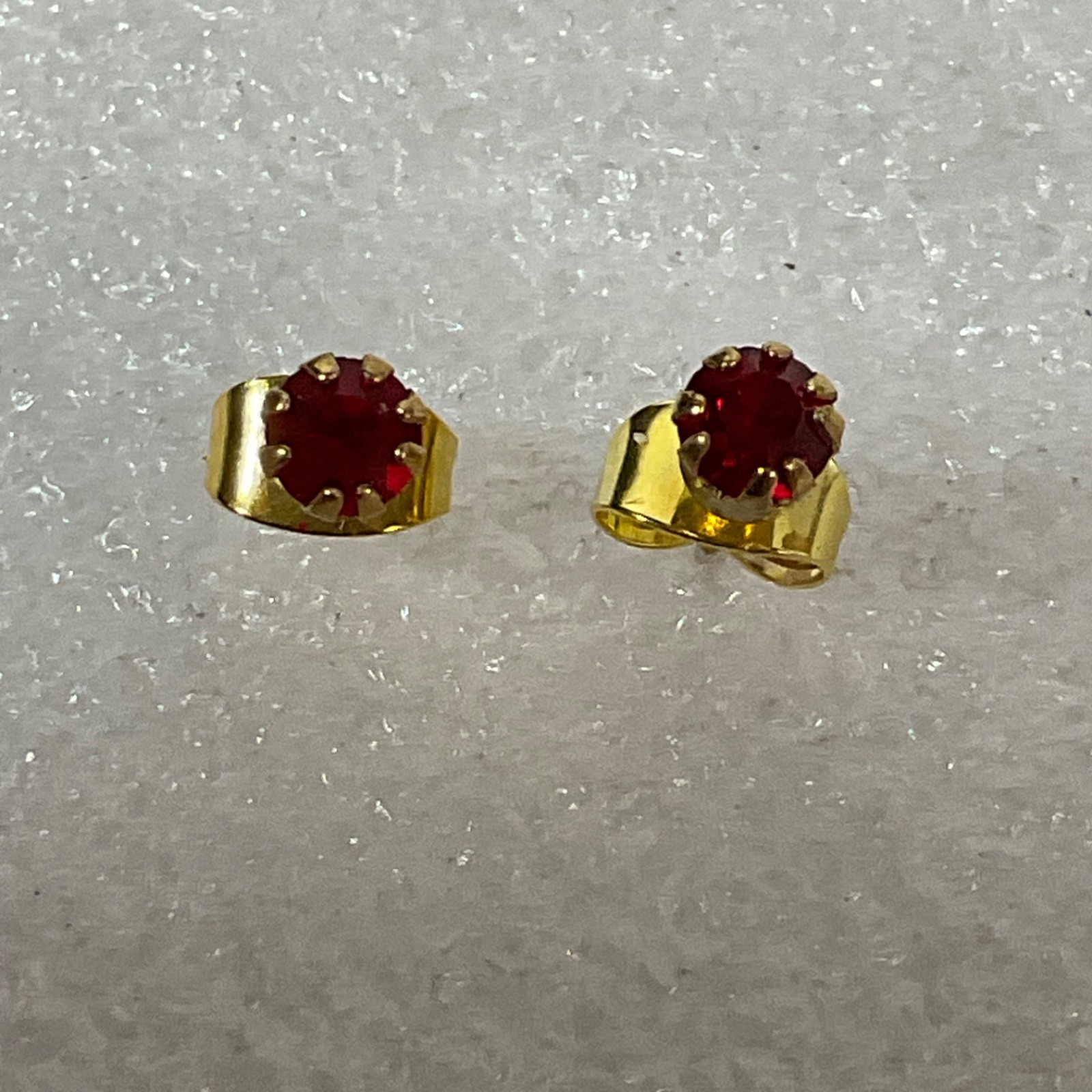 Vintage Gold Tone Stud Earrings Red Stone Round 4mm 0.51g Classic Jewelry - Image 9