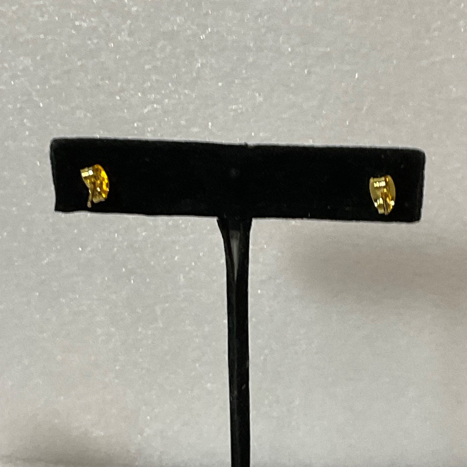 Vintage Gold Tone Stud Earrings Red Stone Round 4mm 0.51g Classic Jewelry - Image 7