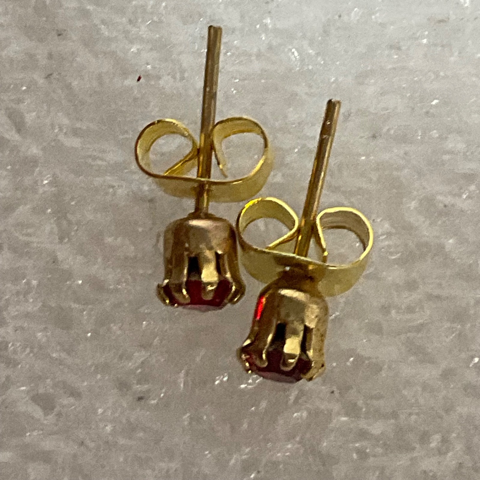Vintage Gold Tone Stud Earrings Red Stone Round 4mm 0.51g Classic Jewelry - Image 10
