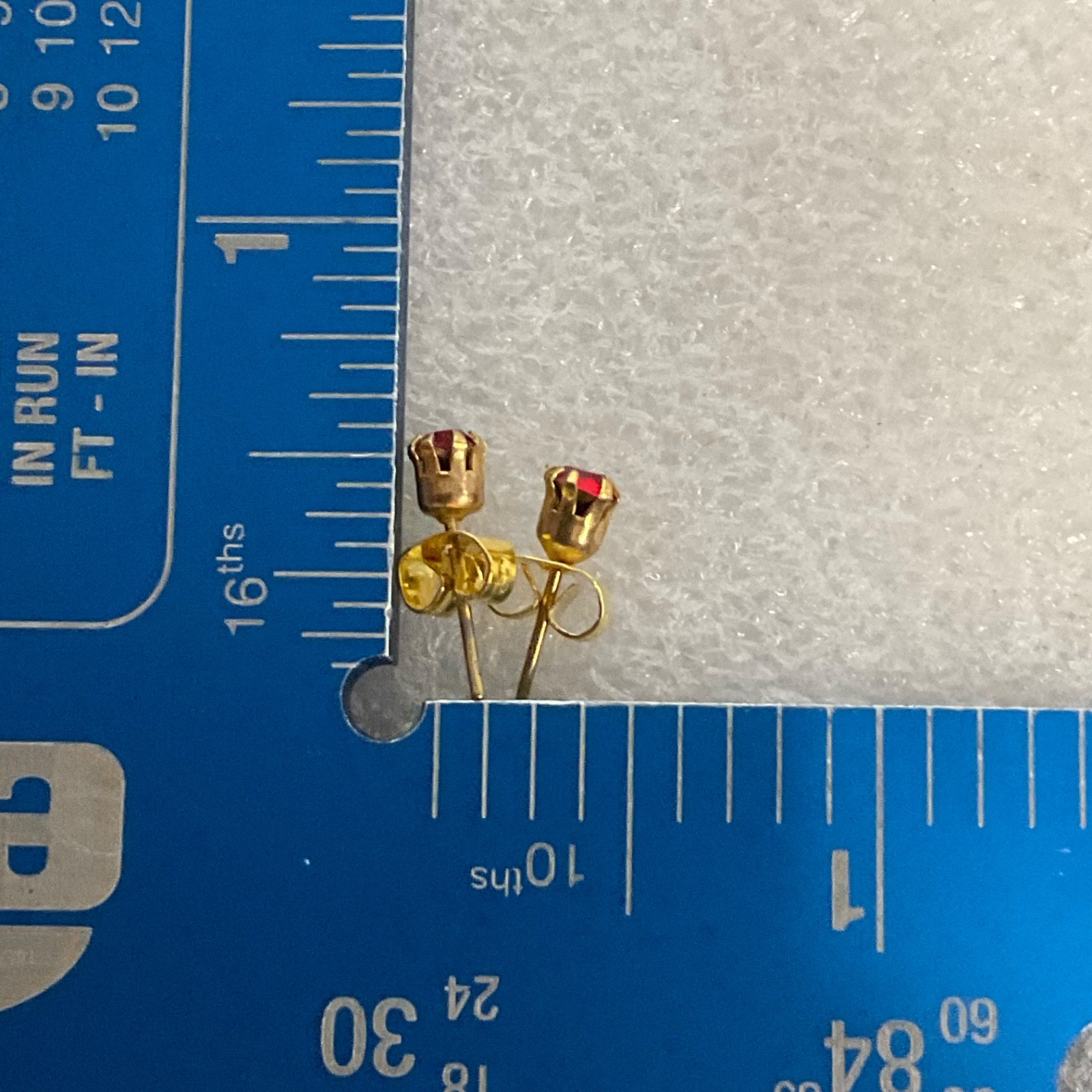Vintage Gold Tone Stud Earrings Red Stone Round 4mm 0.51g Classic Jewelry - Image 11