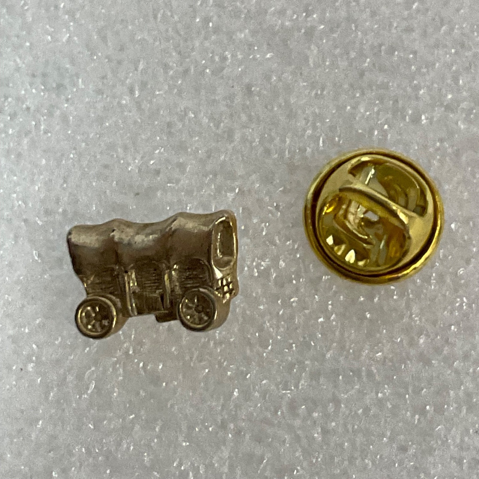 Vintage Gold Tone Covered Wagon Lapel Pin Western Pioneer Trail Tie Tack Hat Pin - Image 4