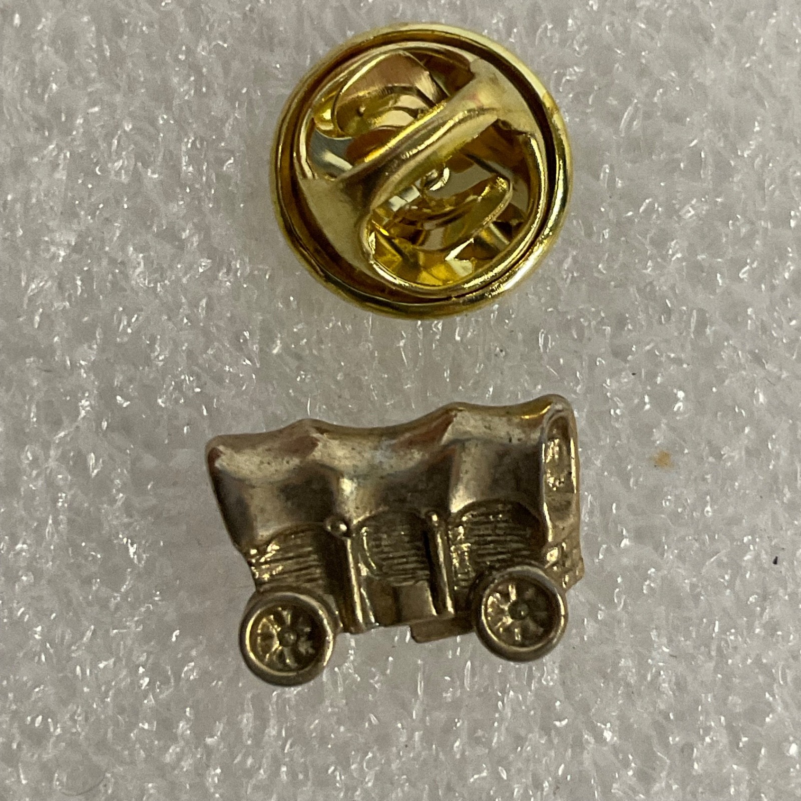 Gold Tone Covered Wagon Lapel Vintage Pin Western Pioneer Trail Tie Tack Hat Pin - Image 4