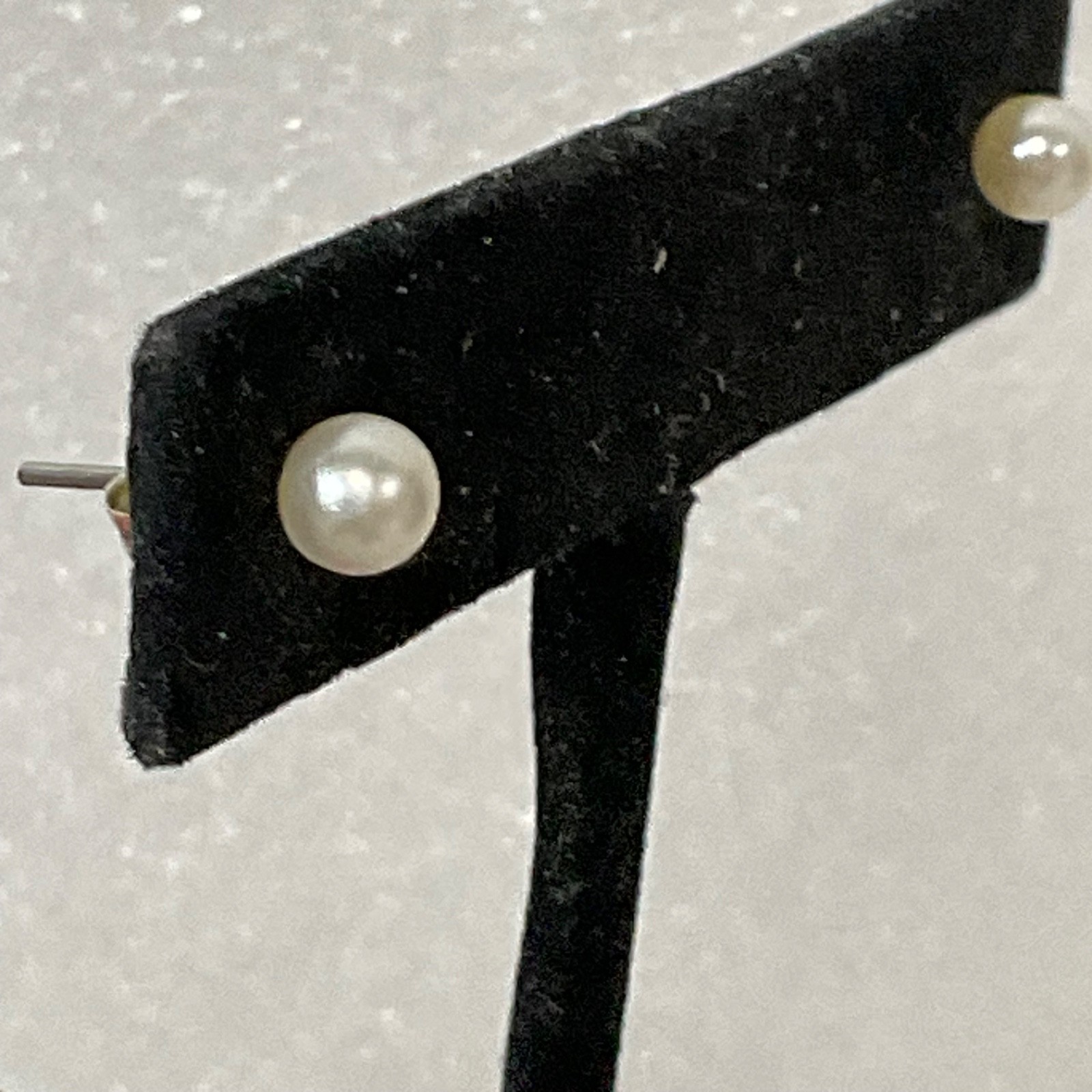 Vintage Faux Pearl Stud Earrings 6mm Silver Tone Posts 0.39g Classic Minimalist - Image 4