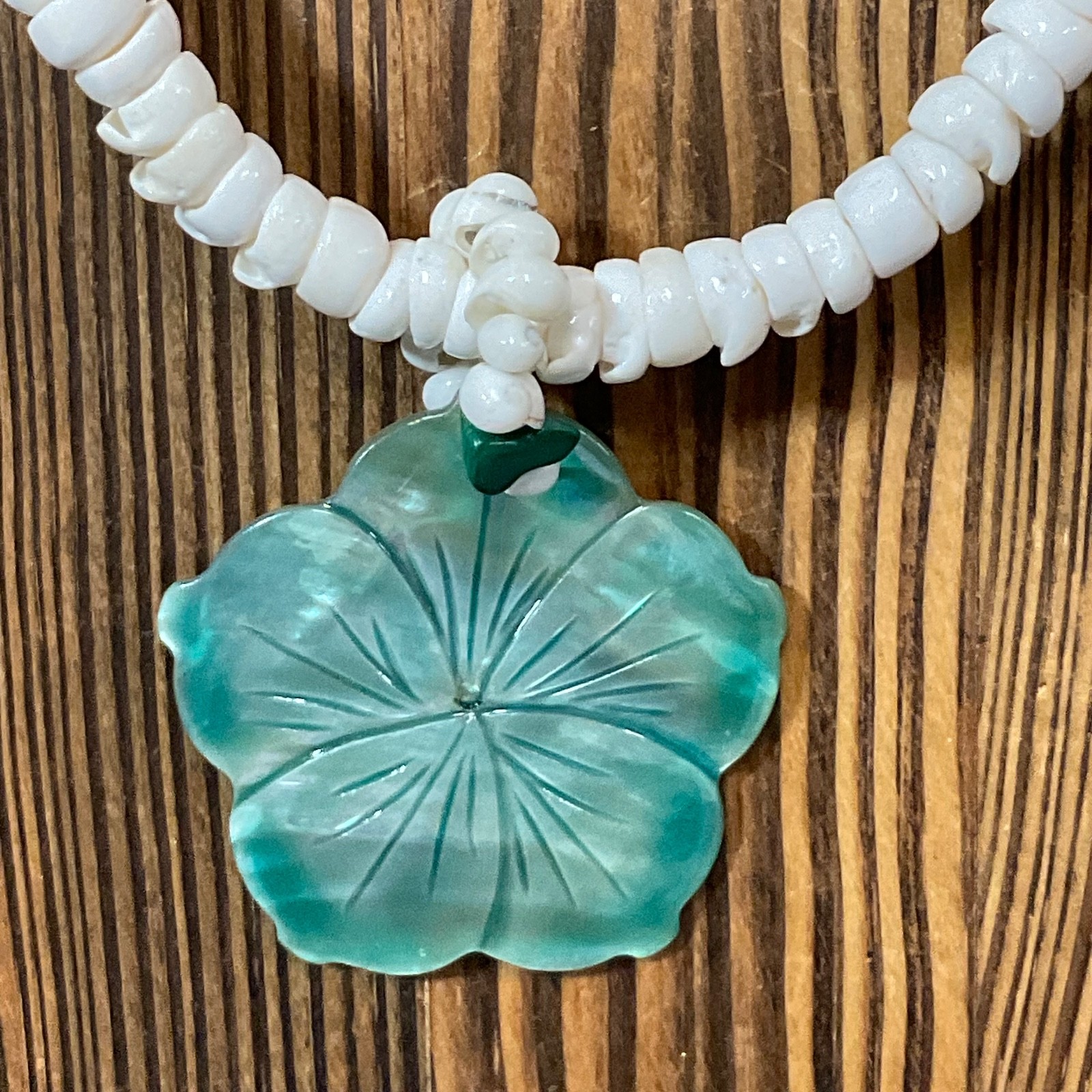 16in White Shell Beaded Necklace with Carved Green Abalone Flower Pendant 27.21g - Image 2