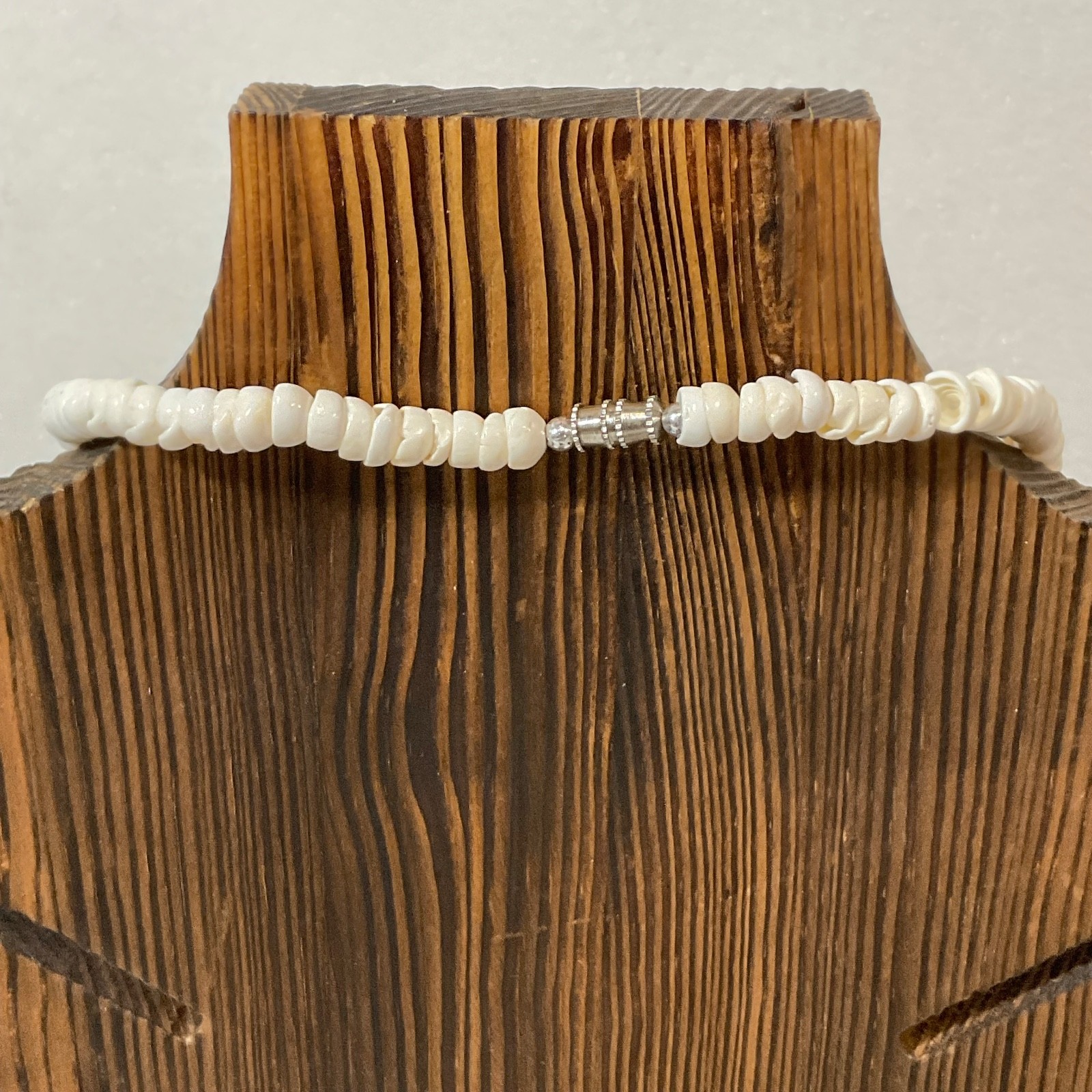 16in White Shell Beaded Necklace with Carved Green Abalone Flower Pendant 27.21g - Image 3