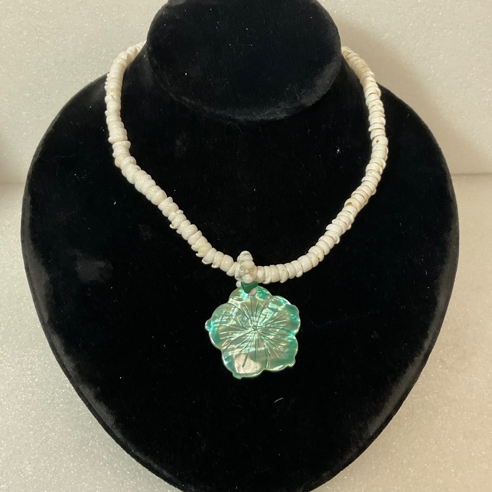 16in White Shell Beaded Necklace with Carved Green Abalone Flower Pendant 27.21g - Image 5