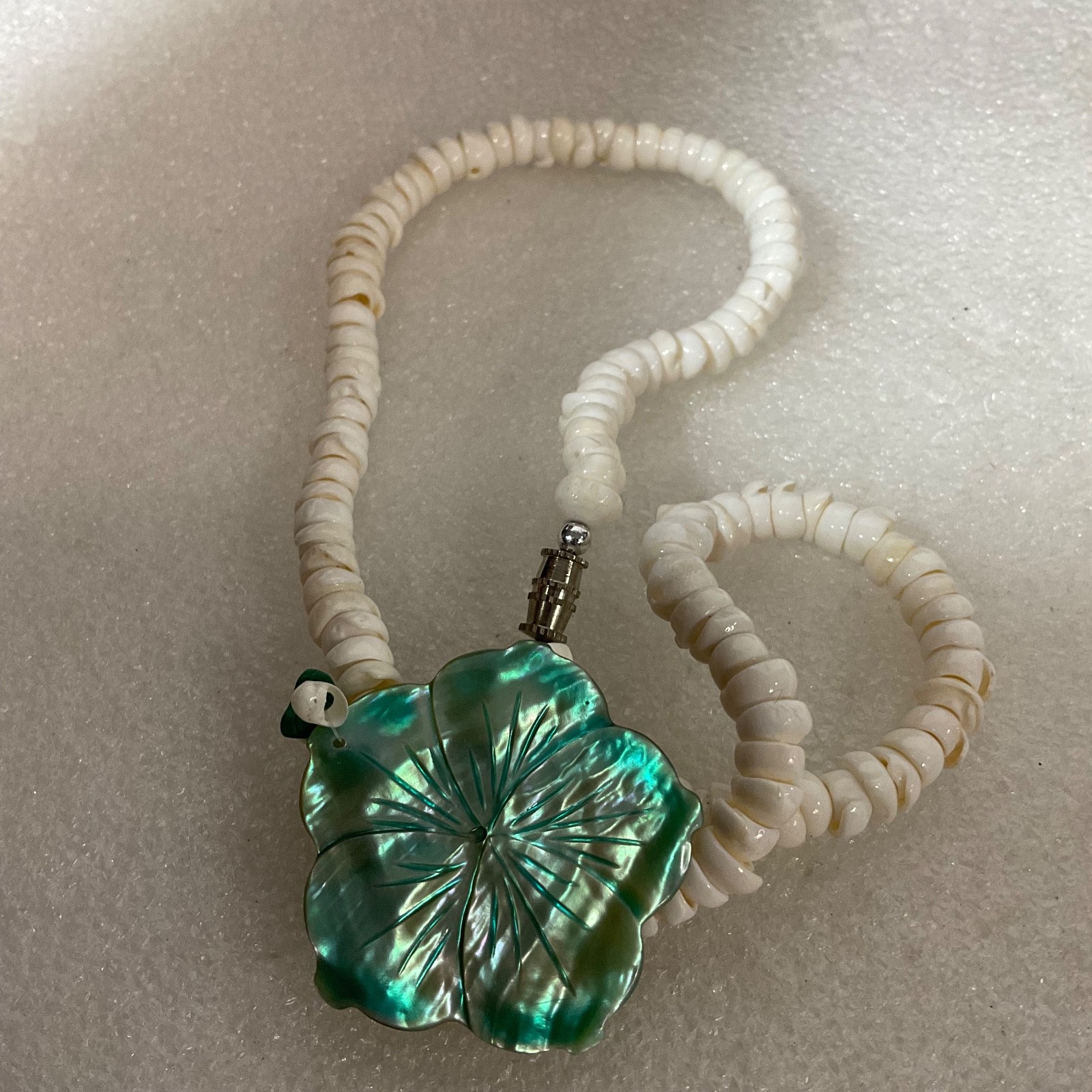 16in White Shell Beaded Necklace with Carved Green Abalone Flower Pendant 27.21g - Image 8
