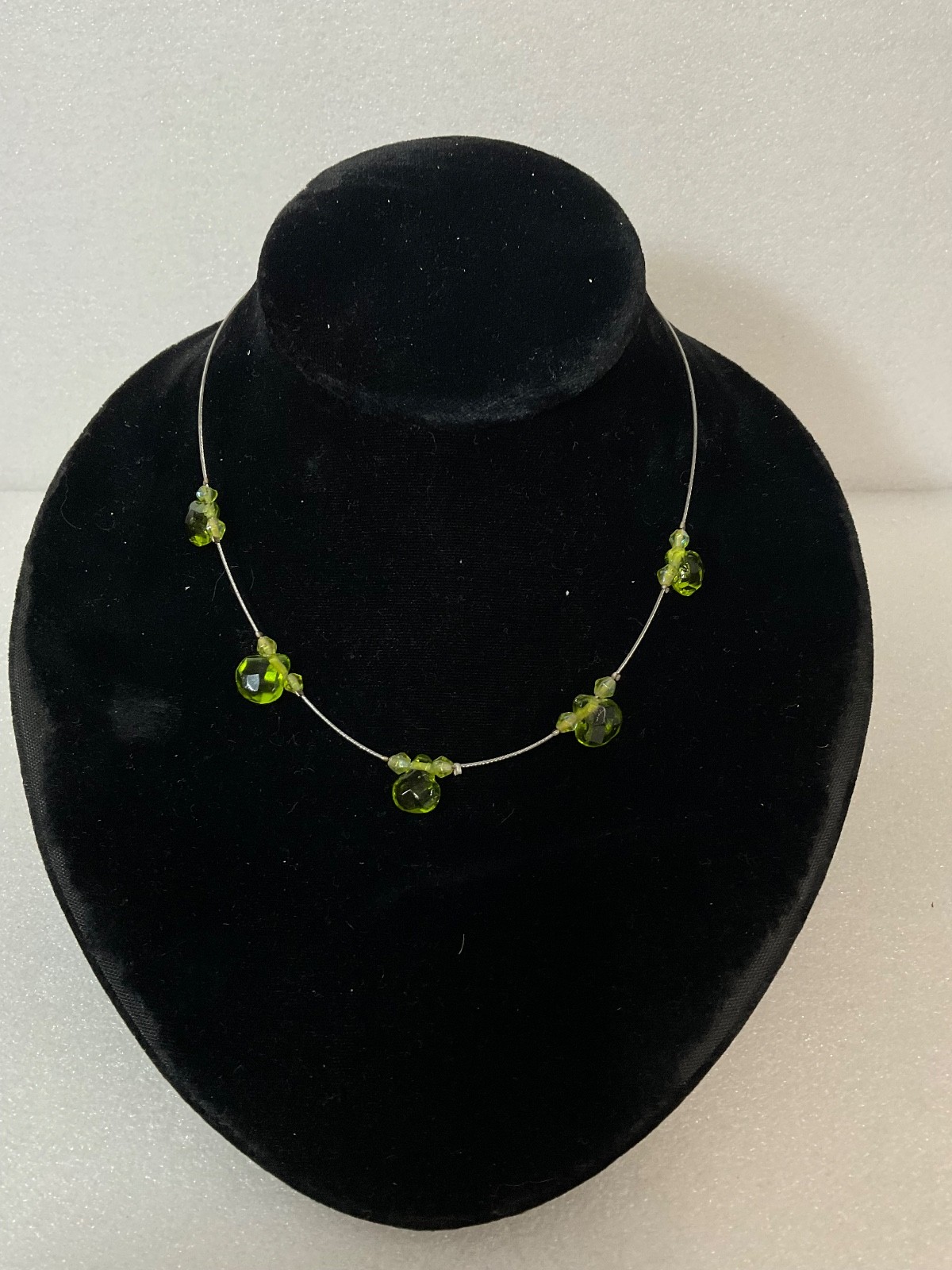 16in Express Green Glass Bead Necklace Silver Tone Wire Minimalist Jewelry - Image 1