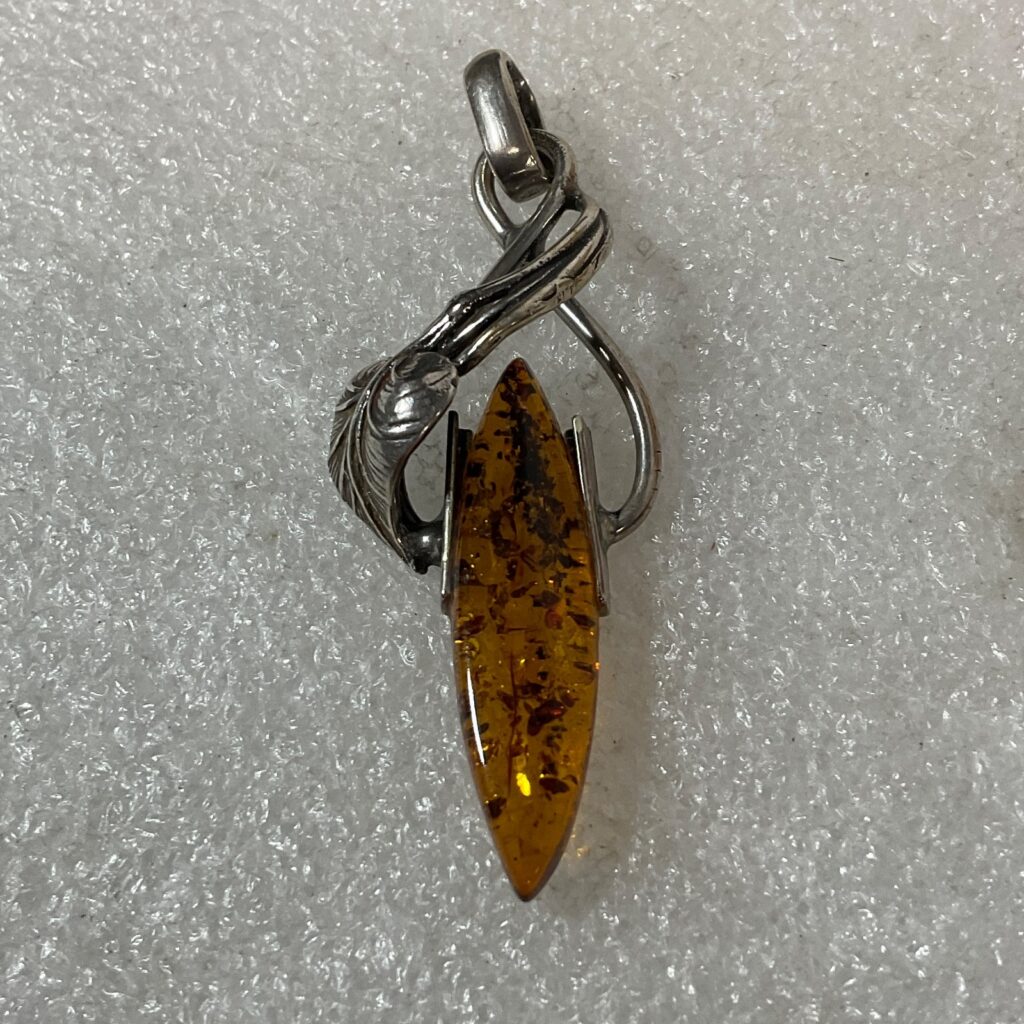 Vintage 2in Amber Color Pendant Silver Tone Leaf Design Art Nouveau Style 5.94g - Image 1