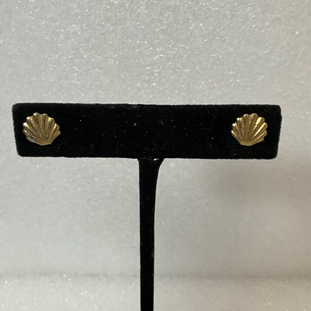 Vintage Gold Tone Seashell Stud Earrings 0.4in 1.58g Nautical Beach Jewelry - Image 1