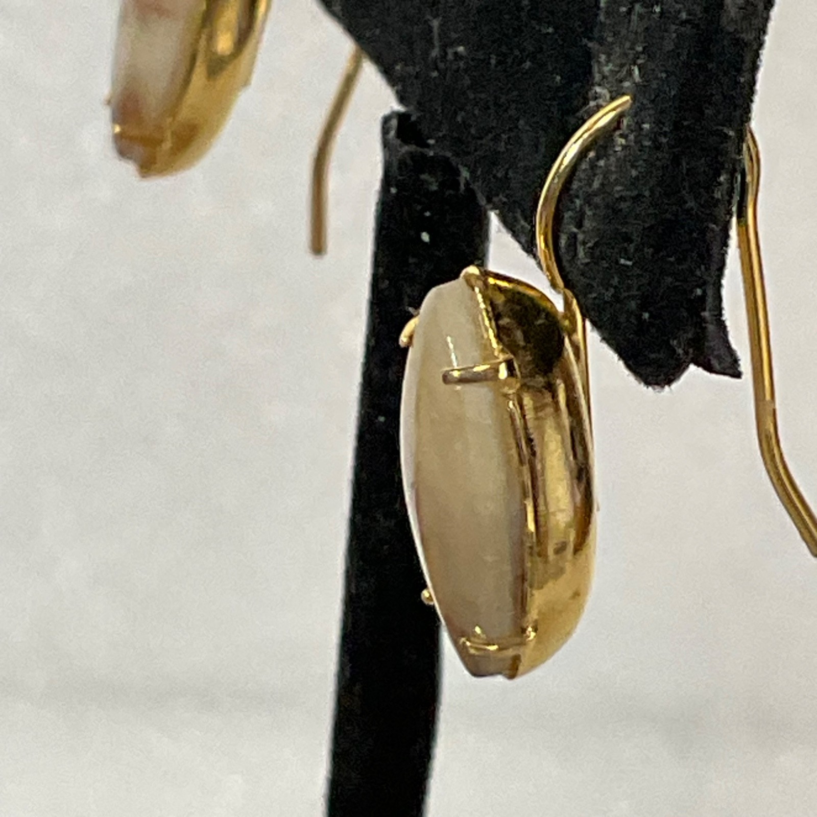 Vintage Gold Tone Drop Earrings 2.34g Marquise Stone Beige Brown Veined Design - Image 9