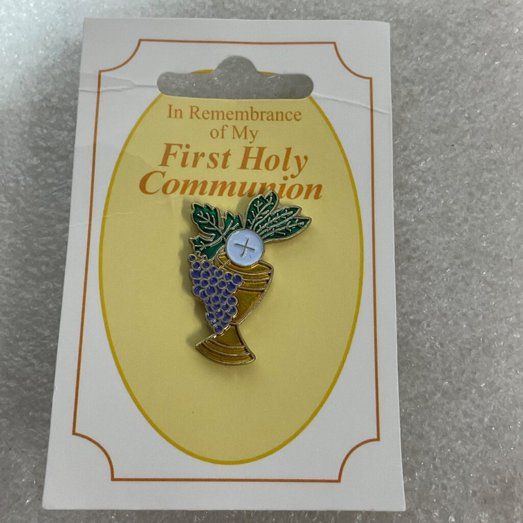 First Holy Communion Chalice Enamel Pin Gold Tone Grapes & Host Religious Gift - Image 1