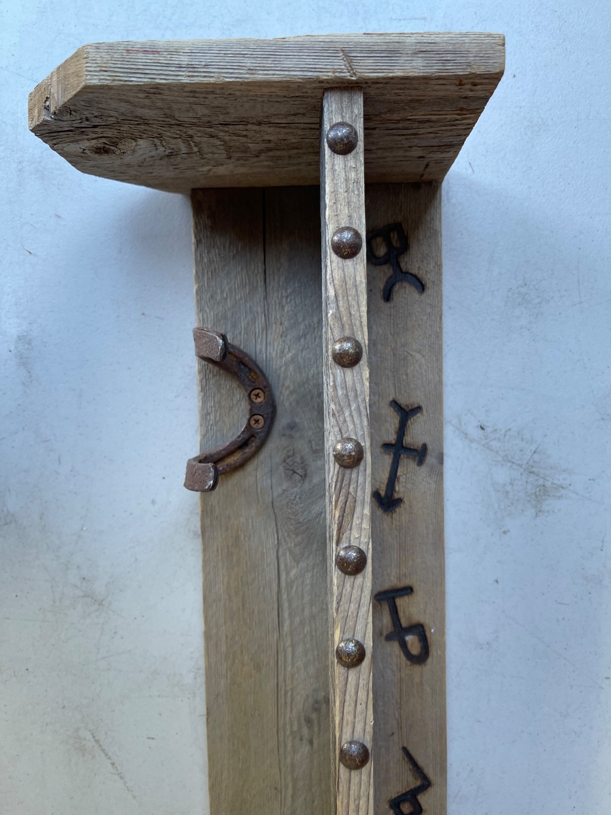 Rustic Western Wall Shelf 23in Reclaimed Wood Horseshoe Hooks Burned Brands - Image 3