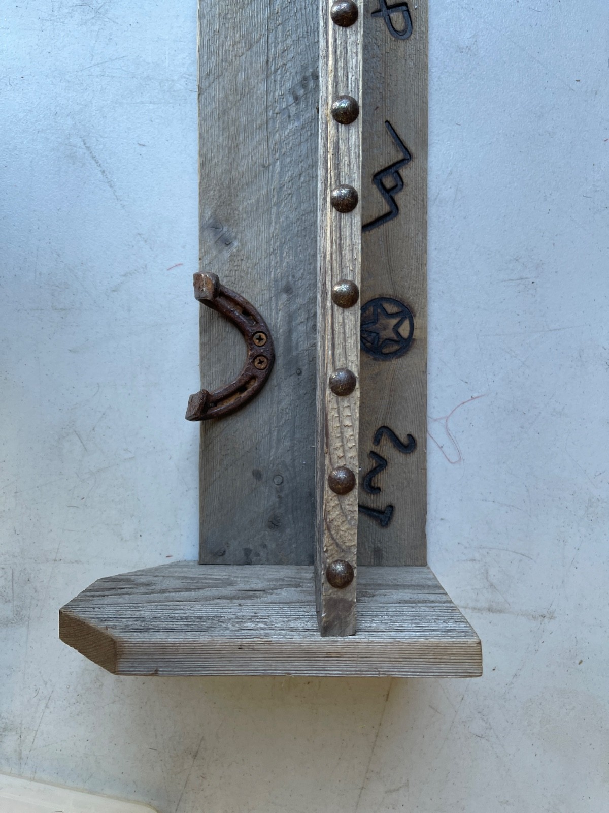 Rustic Western Wall Shelf 23in Reclaimed Wood Horseshoe Hooks Burned Brands - Image 4