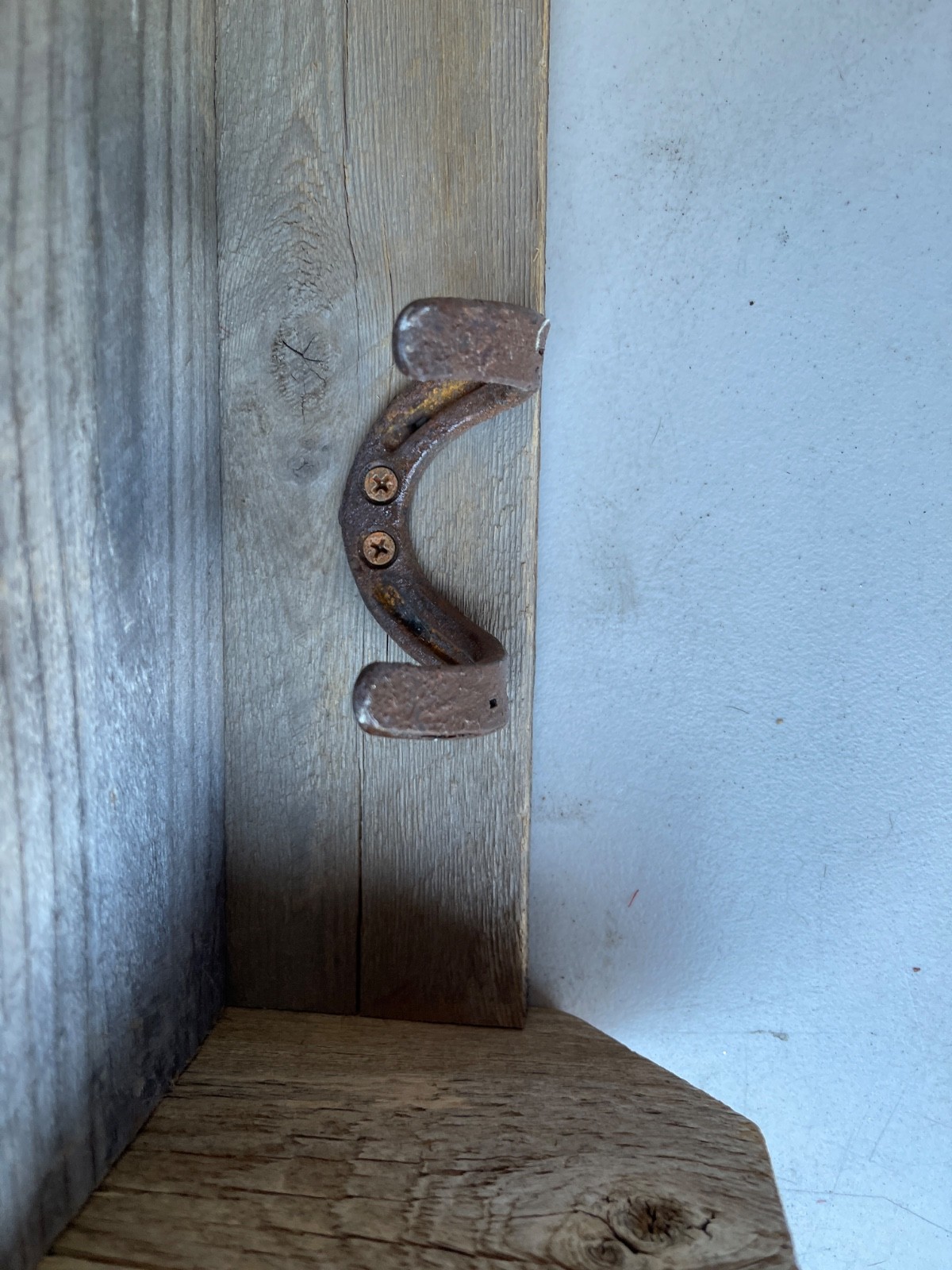 Rustic Western Wall Shelf 23in Reclaimed Wood Horseshoe Hooks Burned Brands - Image 9