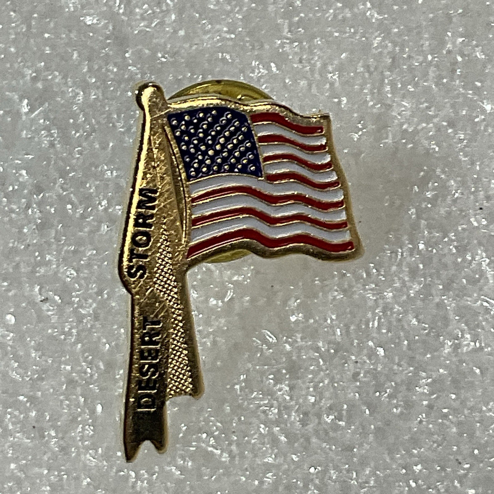 Desert Storm Gold Tone Flag Metal Pin Pinback GnuCollectibles - Image 1