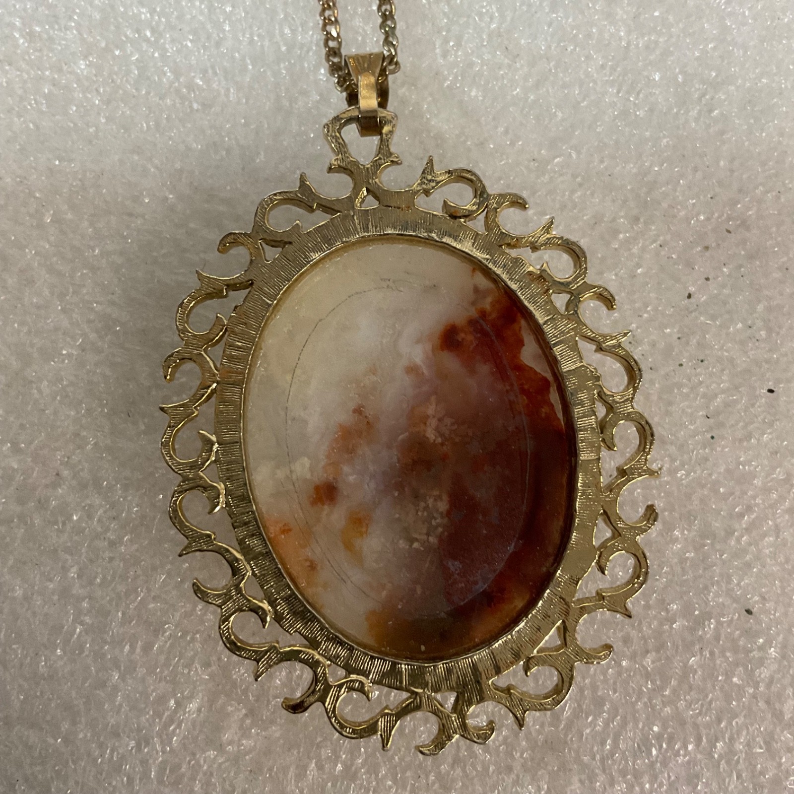 Vintage Gold Tone Oval Agate Pendant Necklace 24g Filigree Frame 20" Chain - Image 2