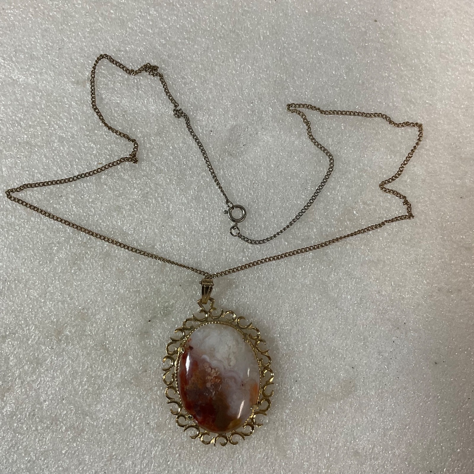 Vintage Gold Tone Oval Agate Pendant Necklace 24g Filigree Frame 20" Chain - Image 3
