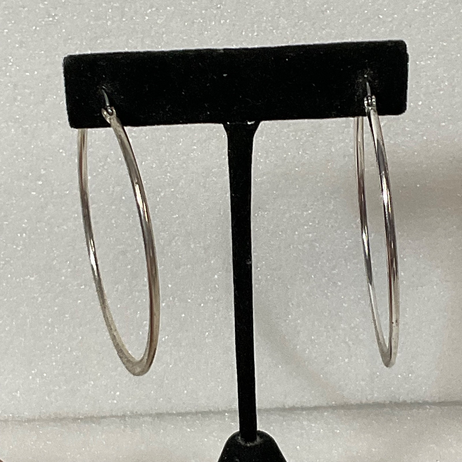 2.25in Silver Tone Hoop Earrings Lightweight Textured Edge Fashion Jewelry - Image 2