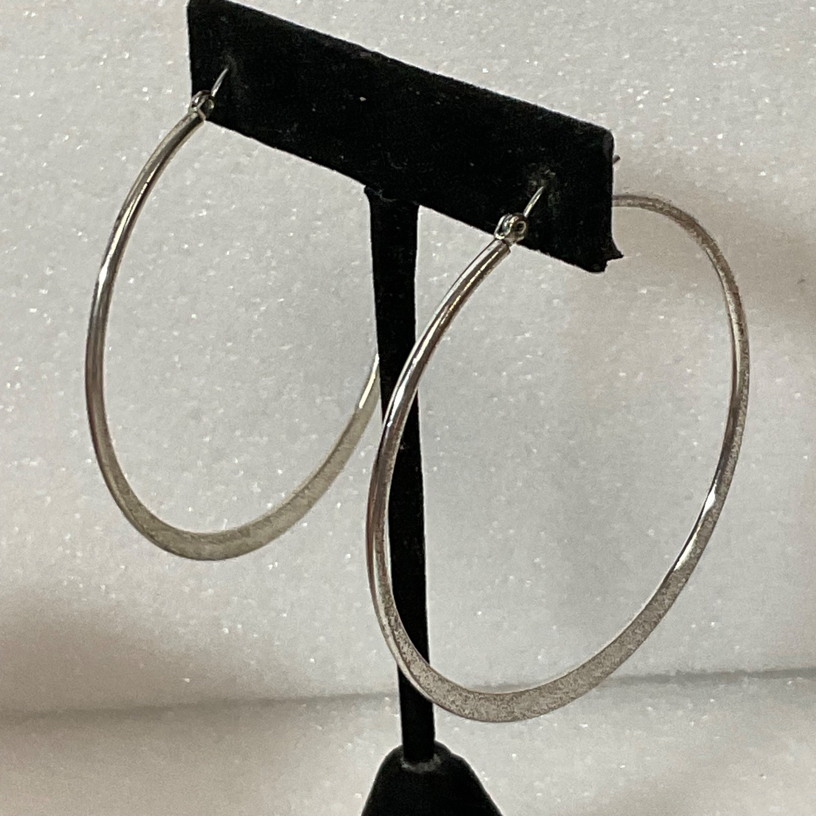 2.25in Silver Tone Hoop Earrings Lightweight Textured Edge Fashion Jewelry - Image 3