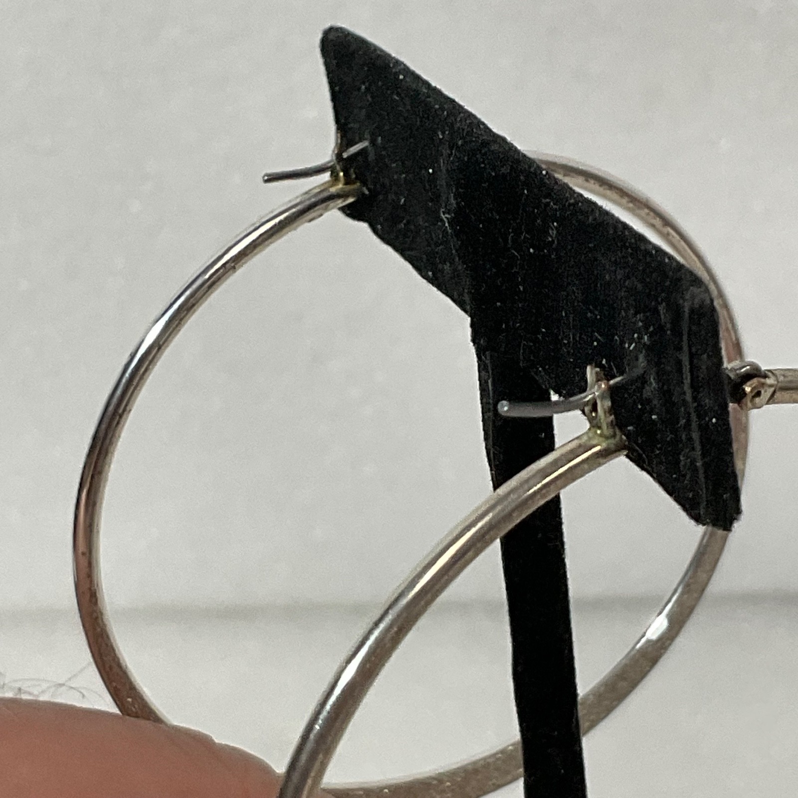 2.25in Silver Tone Hoop Earrings Lightweight Textured Edge Fashion Jewelry - Image 7