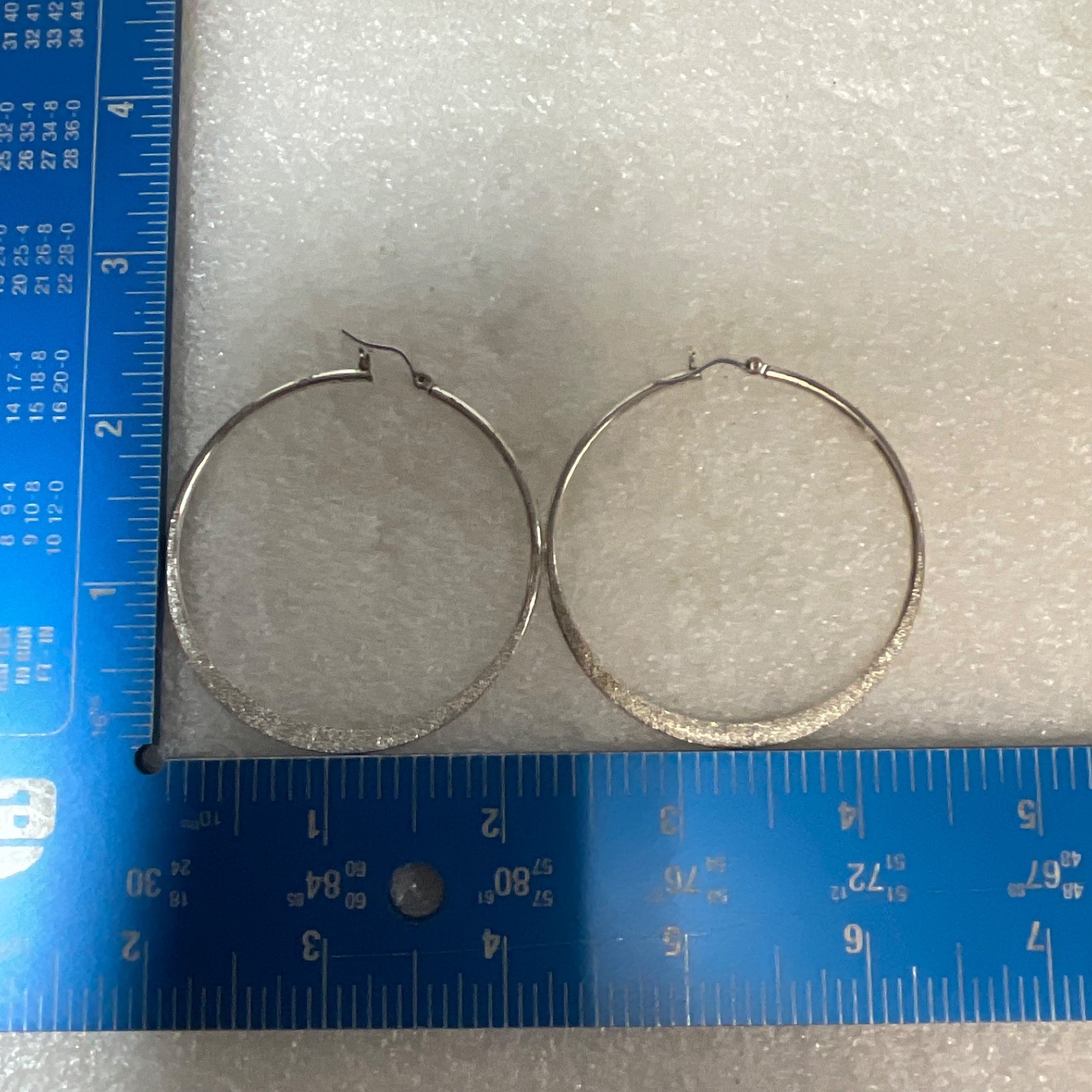 2.25in Silver Tone Hoop Earrings Lightweight Textured Edge Fashion Jewelry - Image 9