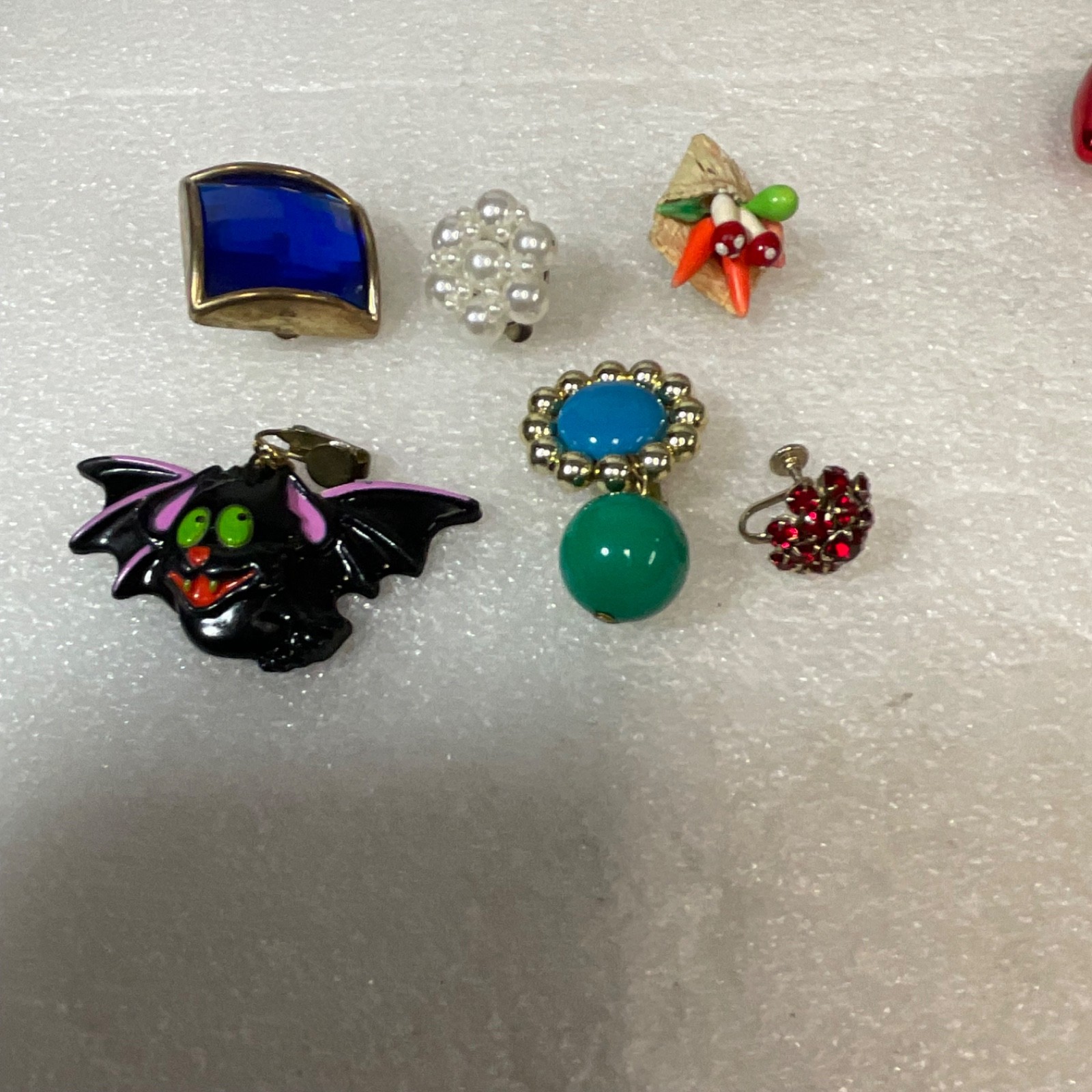 Lot Vintage Single Clip On Earrings Mismatched Costume Jewelry Fun Retro - Image 2