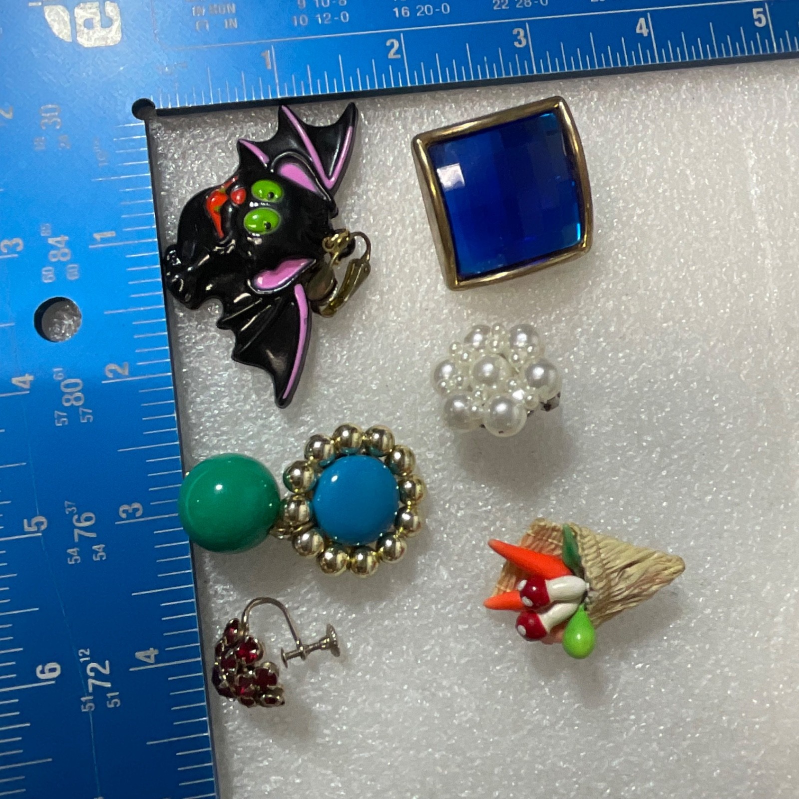 Lot Vintage Single Clip On Earrings Mismatched Costume Jewelry Fun Retro - Image 4