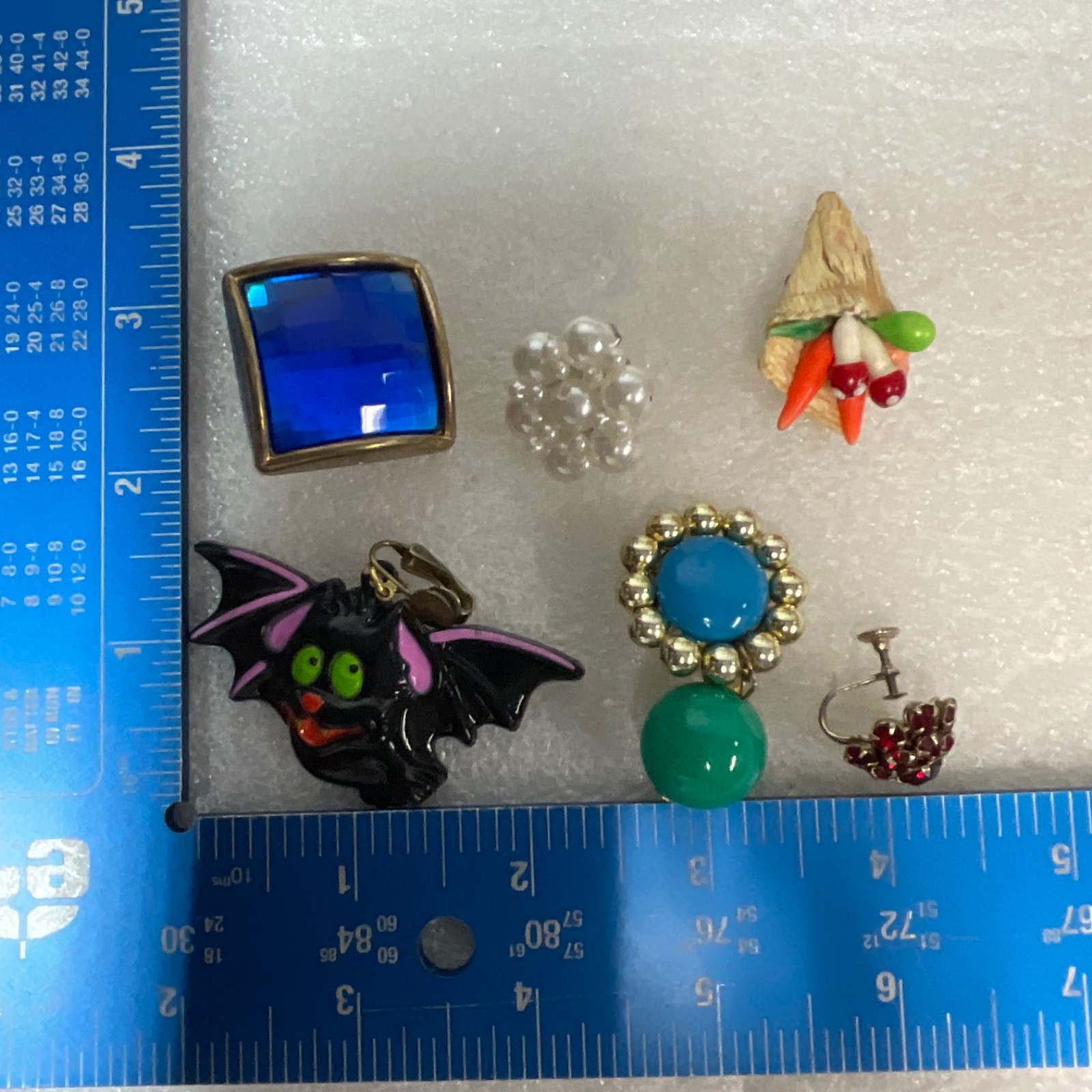 Lot Vintage Single Clip On Earrings Mismatched Costume Jewelry Fun Retro - Image 3