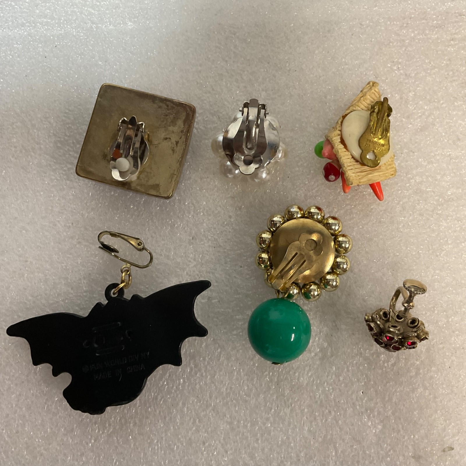 Lot Vintage Single Clip On Earrings Mismatched Costume Jewelry Fun Retro - Image 11