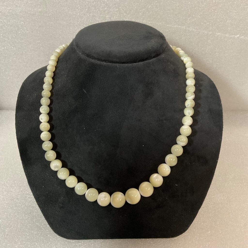 18" Polished Cream Stone Bead Necklace Barrel Clasp Vintage Jewelry 33.9g - Image 1