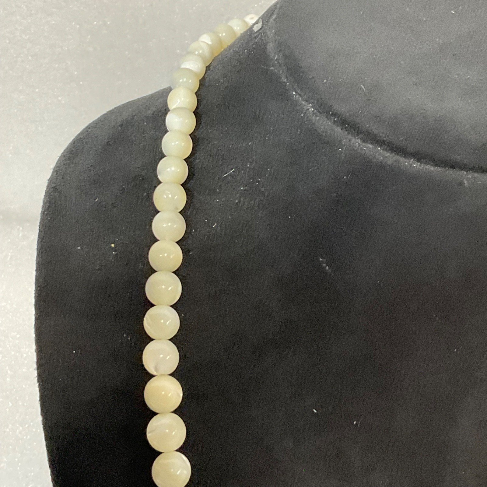 18" Polished Cream Stone Bead Necklace Barrel Clasp Vintage Jewelry 33.9g - Image 3