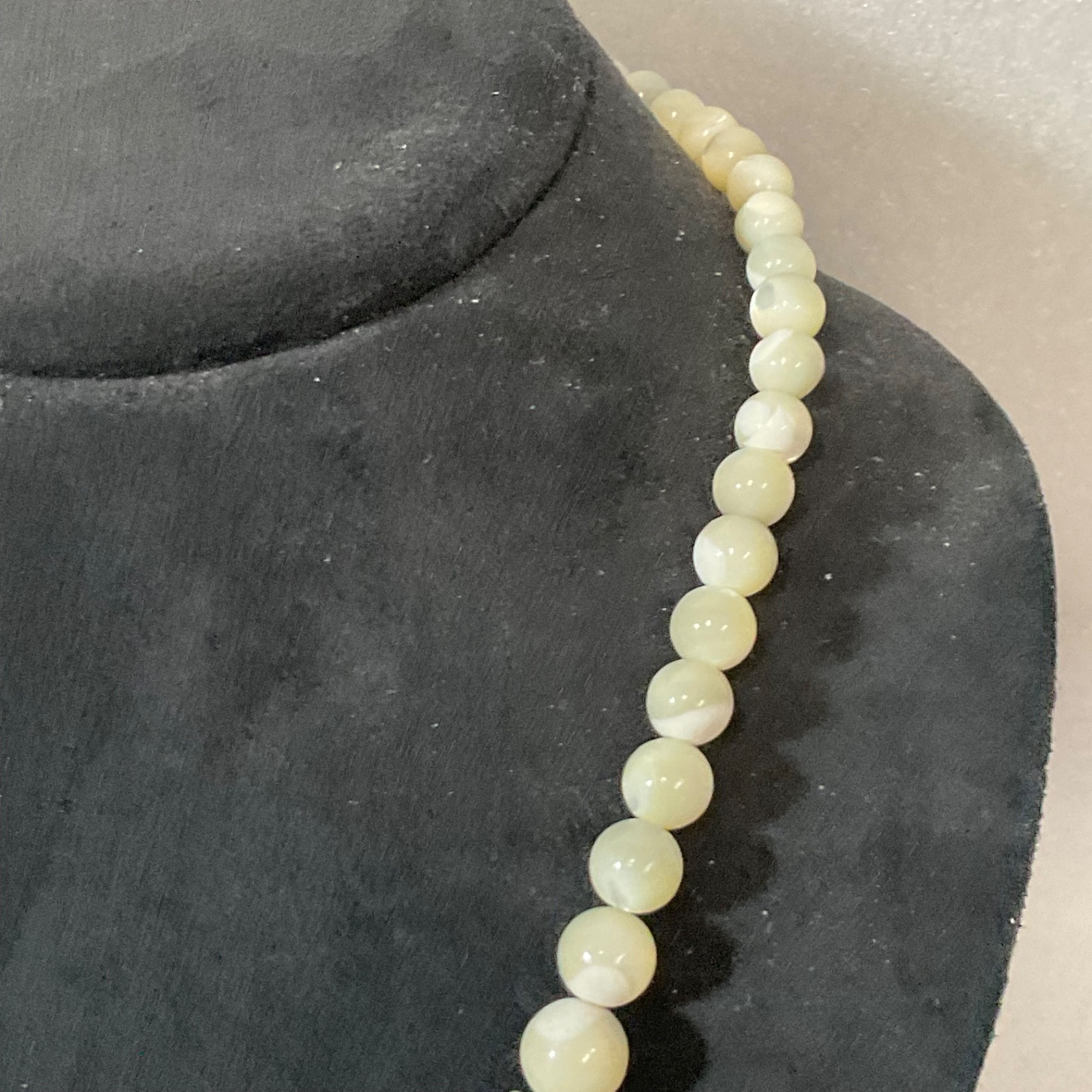 18" Polished Cream Stone Bead Necklace Barrel Clasp Vintage Jewelry 33.9g - Image 4