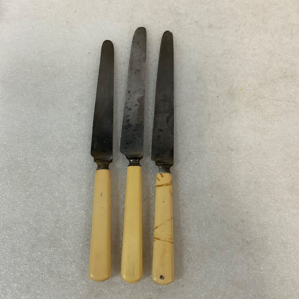 3pc Cream Handle Dinner Knives Flatware Lot 8in Worn Blades - Image 1